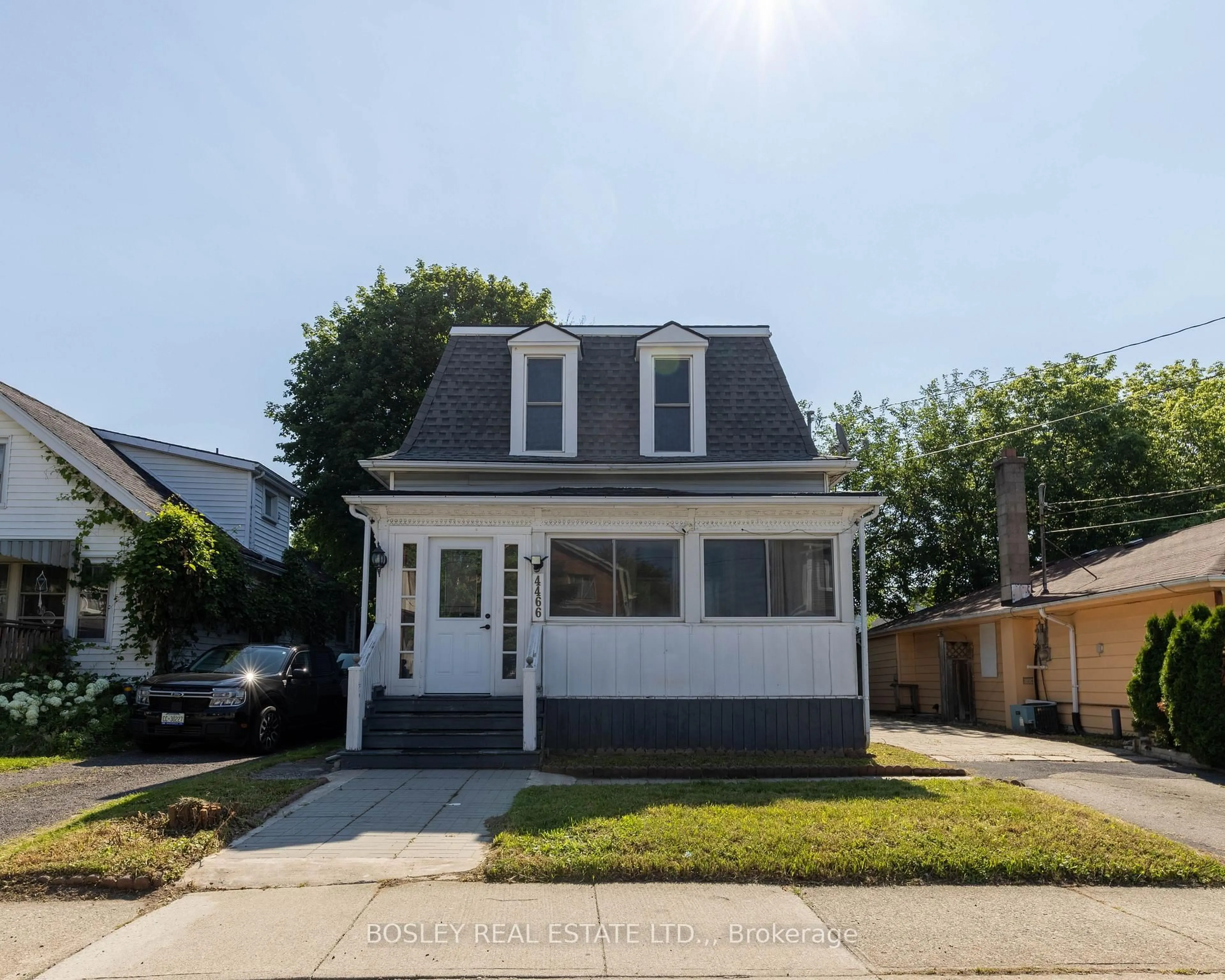 Home with vinyl exterior material, street for 4466 Fourth Ave, Niagara Falls Ontario L2E 4N3