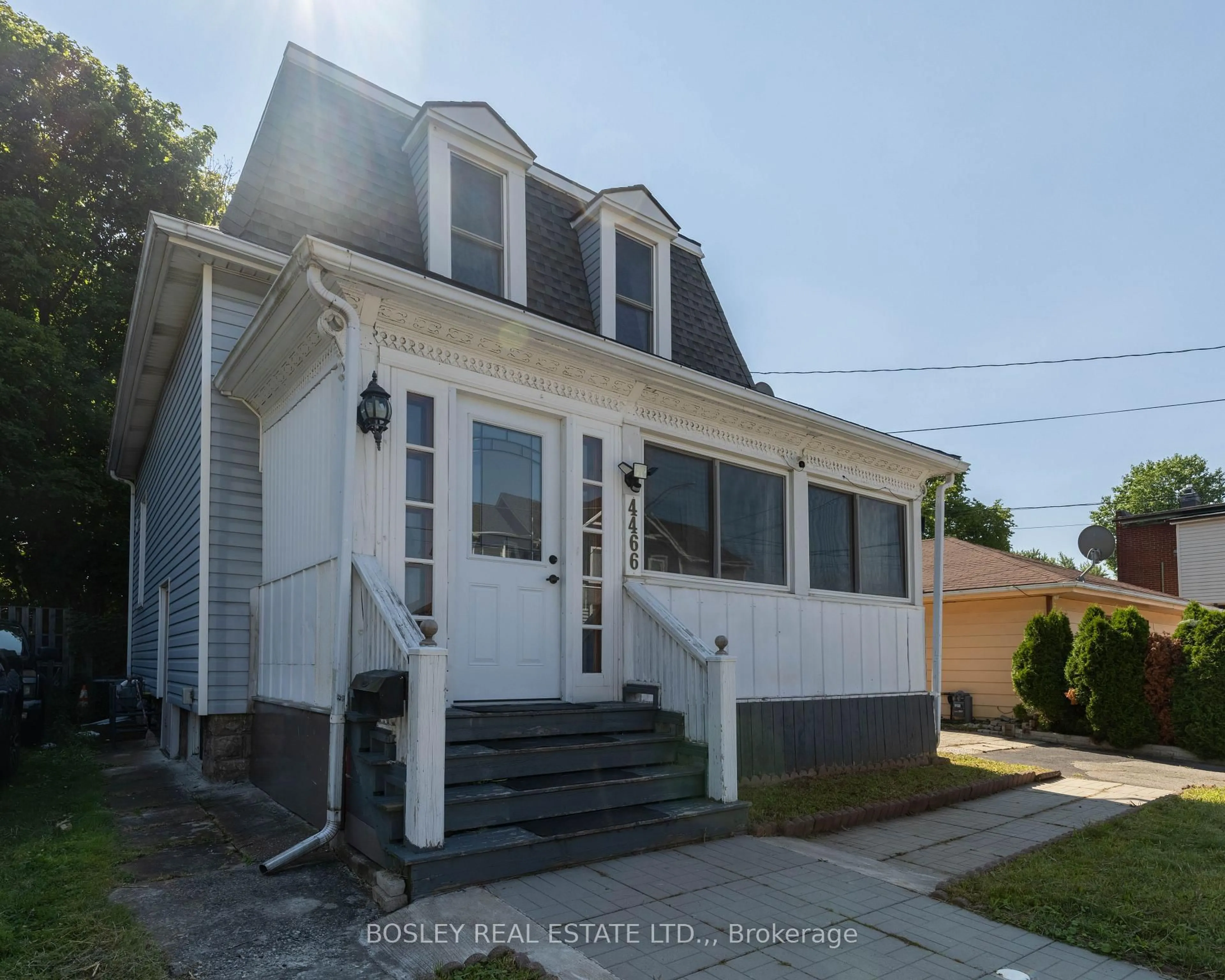 Home with vinyl exterior material, street for 4466 Fourth Ave, Niagara Falls Ontario L2E 4N3