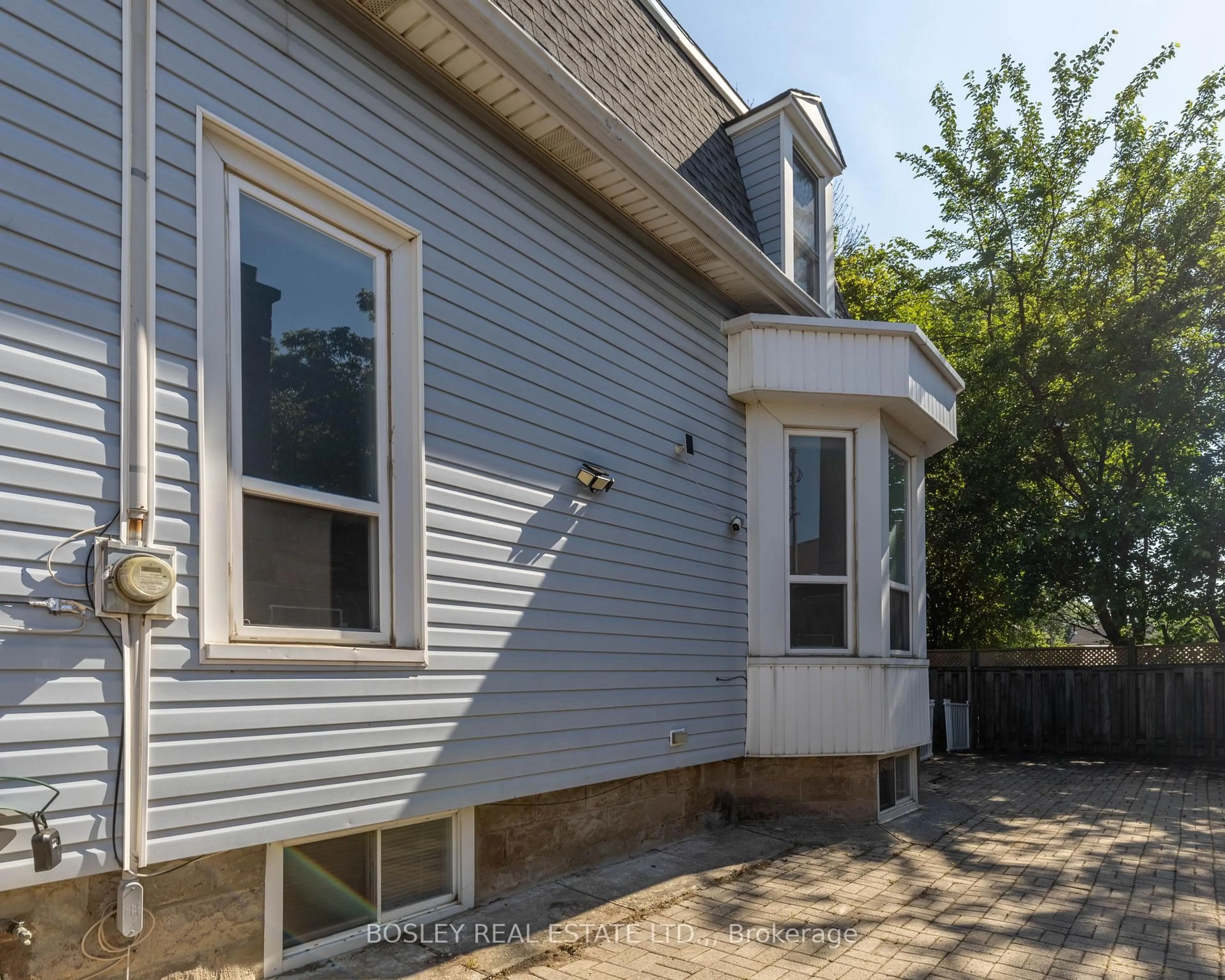 Home with vinyl exterior material, street for 4466 Fourth Ave, Niagara Falls Ontario L2E 4N3