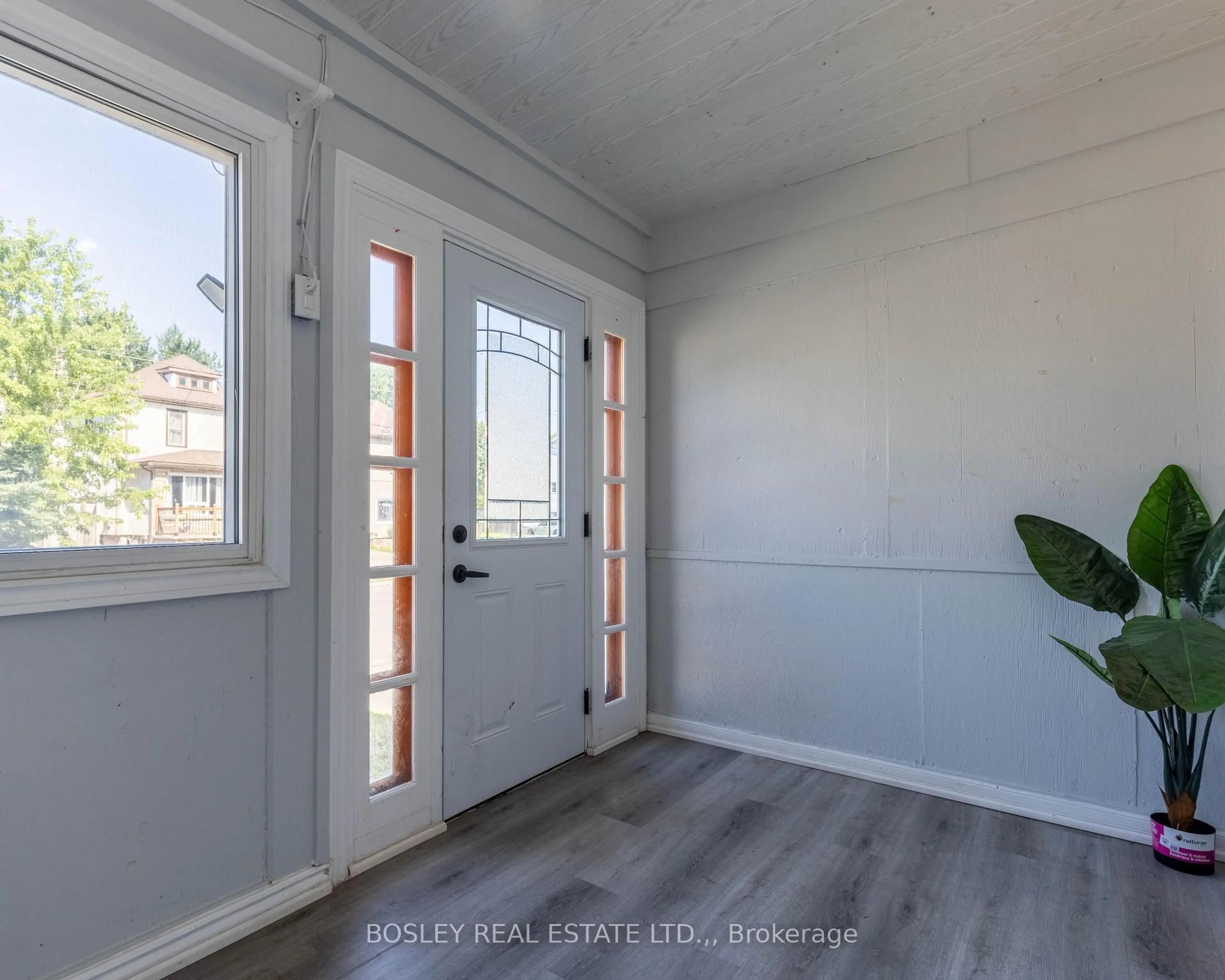 Indoor entryway for 4466 Fourth Ave, Niagara Falls Ontario L2E 4N3