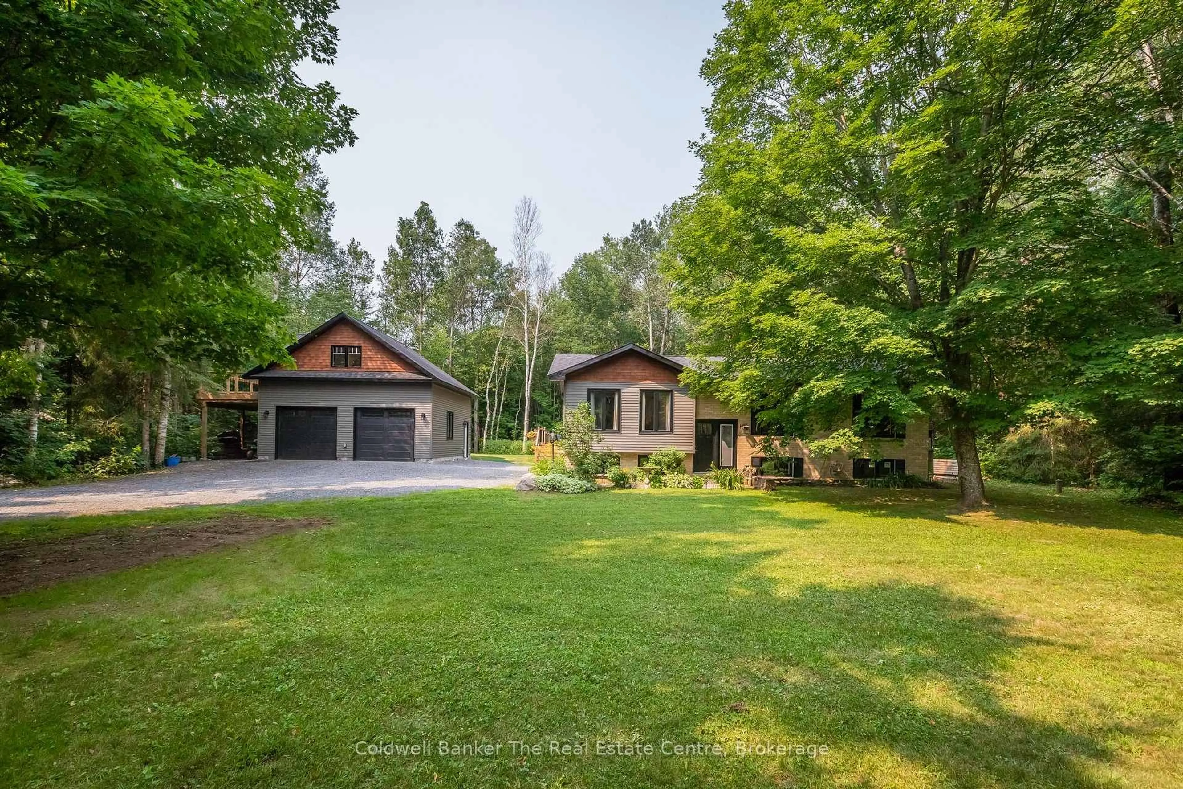 A pic from outside/outdoor area/front of a property/back of a property/a pic from drone, forest/trees view for 78 Glencairn Cres, Huntsville Ontario P1H 2J4