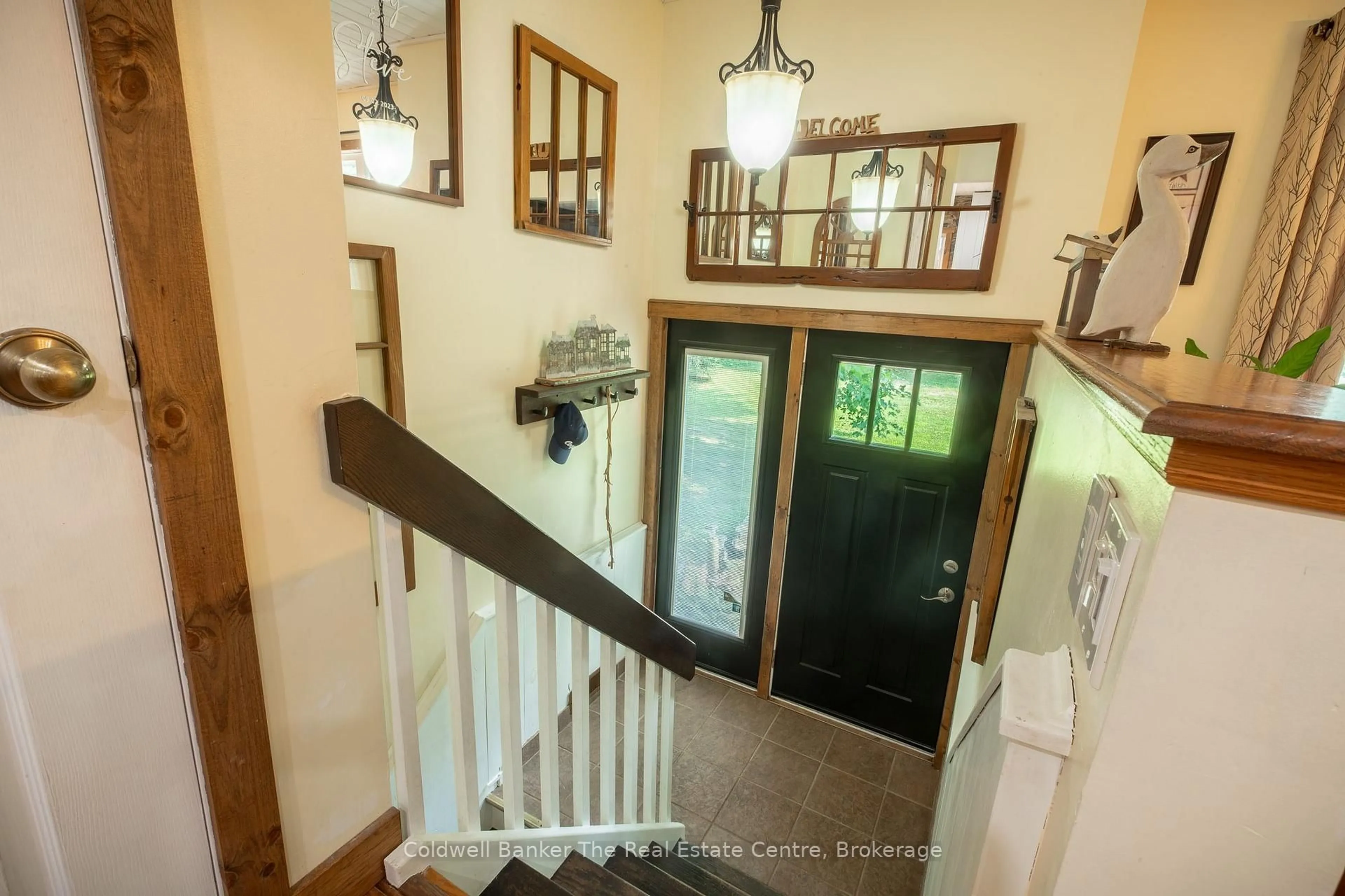 Indoor foyer for 78 Glencairn Cres, Huntsville Ontario P1H 2J4