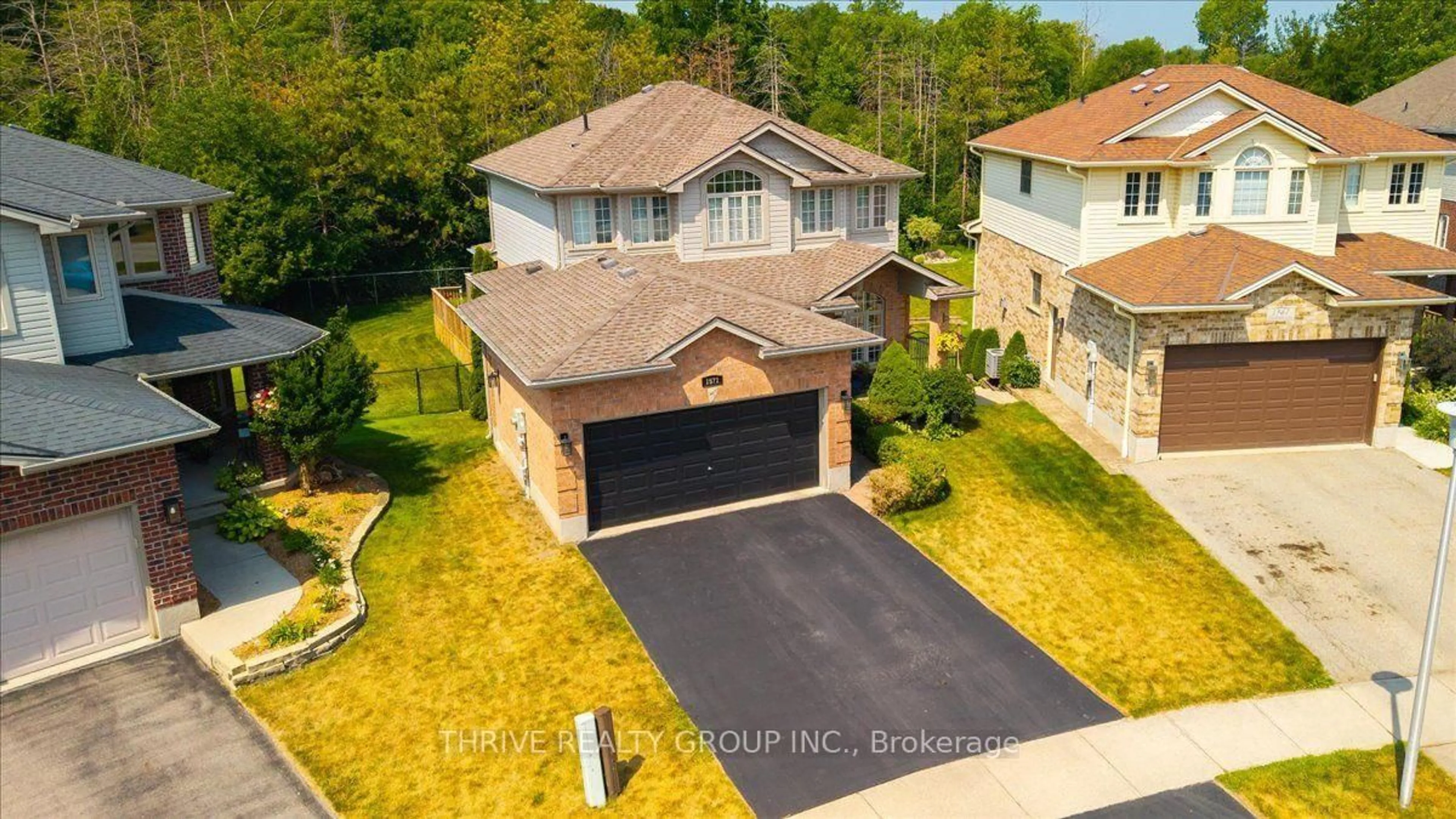 A pic from outside/outdoor area/front of a property/back of a property/a pic from drone, street for 1571 Blackmaple Cres, London East Ontario N5Y 6L7