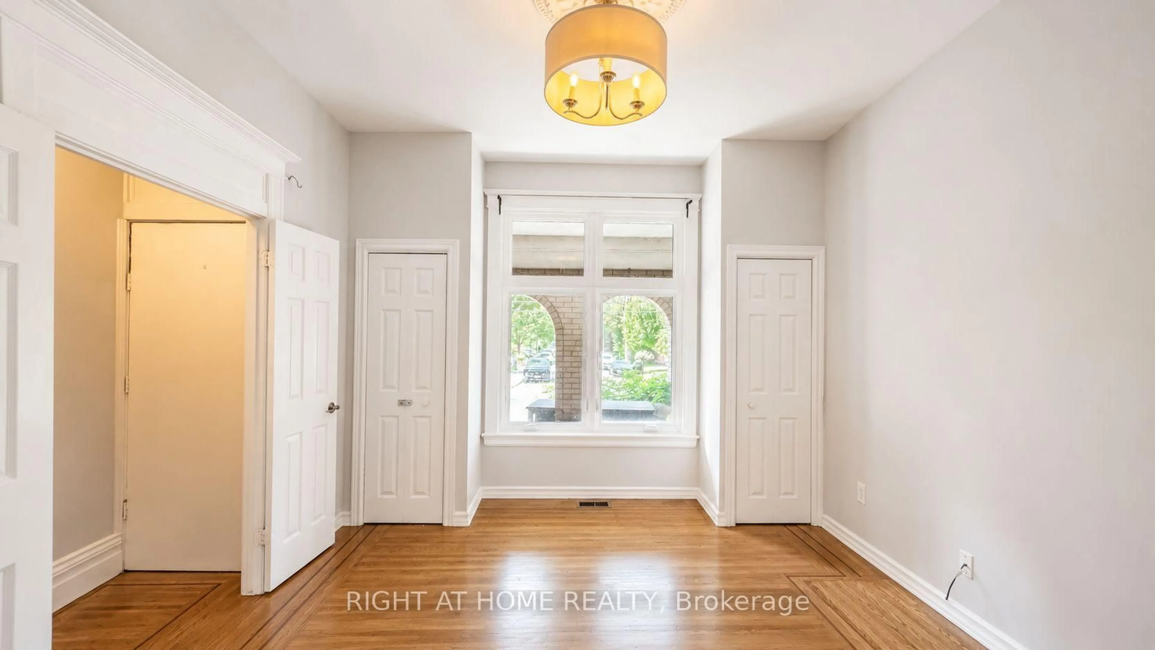 Indoor entryway for 317 Queen St, Hamilton Ontario L8P 3T6