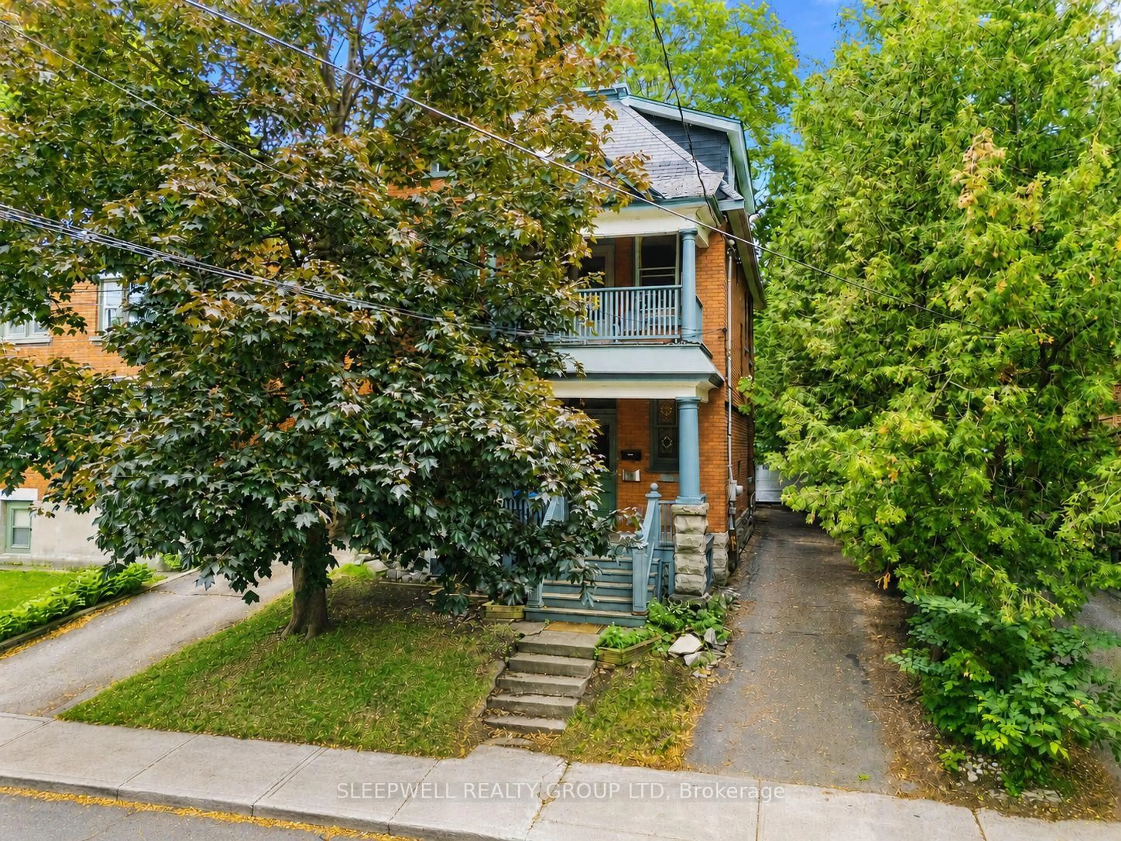 A pic from outside/outdoor area/front of a property/back of a property/a pic from drone, street for 80 Fourth Ave, Ottawa Ontario K1S 2L2