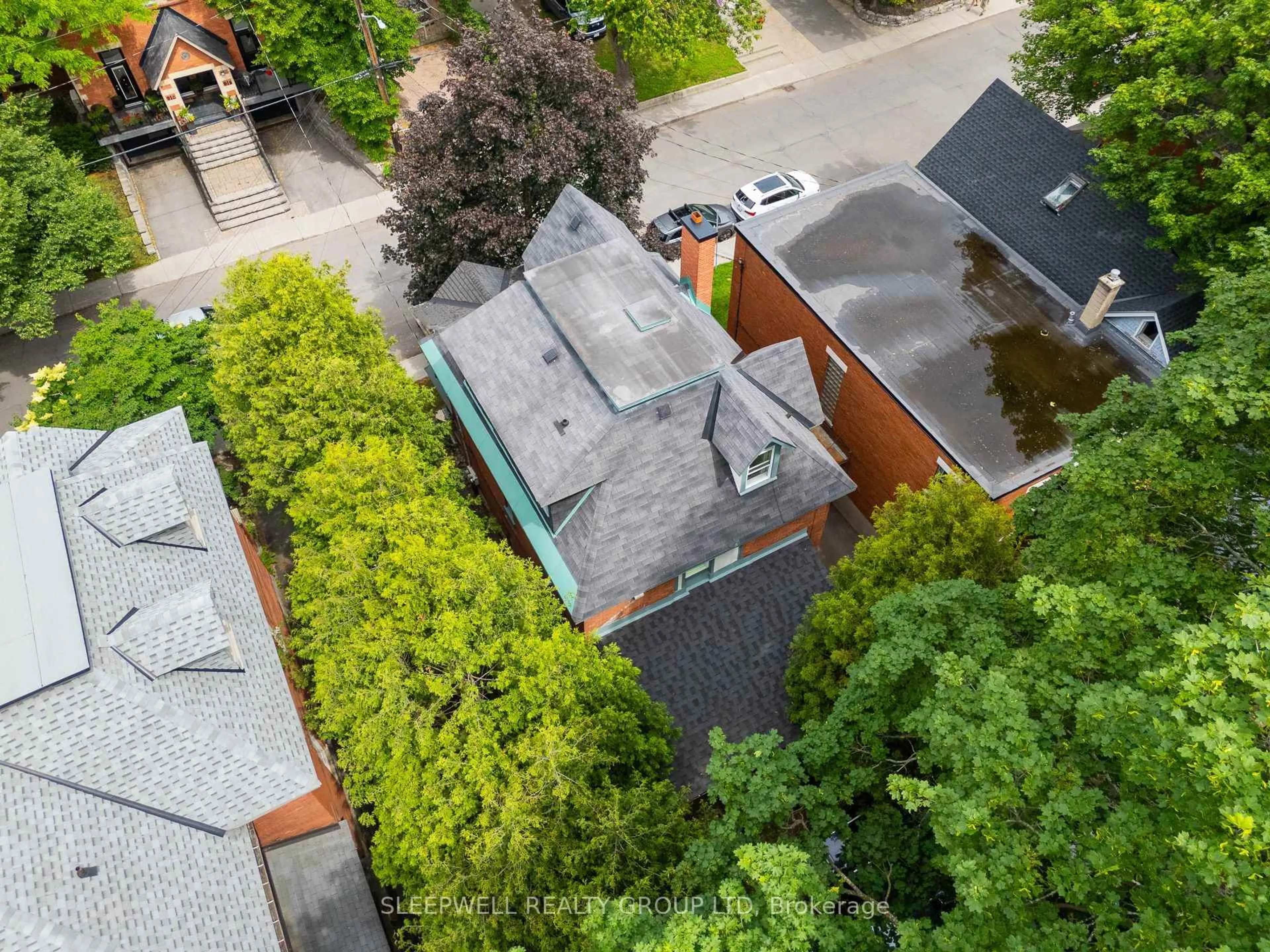 A pic from outside/outdoor area/front of a property/back of a property/a pic from drone, unknown for 80 Fourth Ave, Ottawa Ontario K1S 2L2