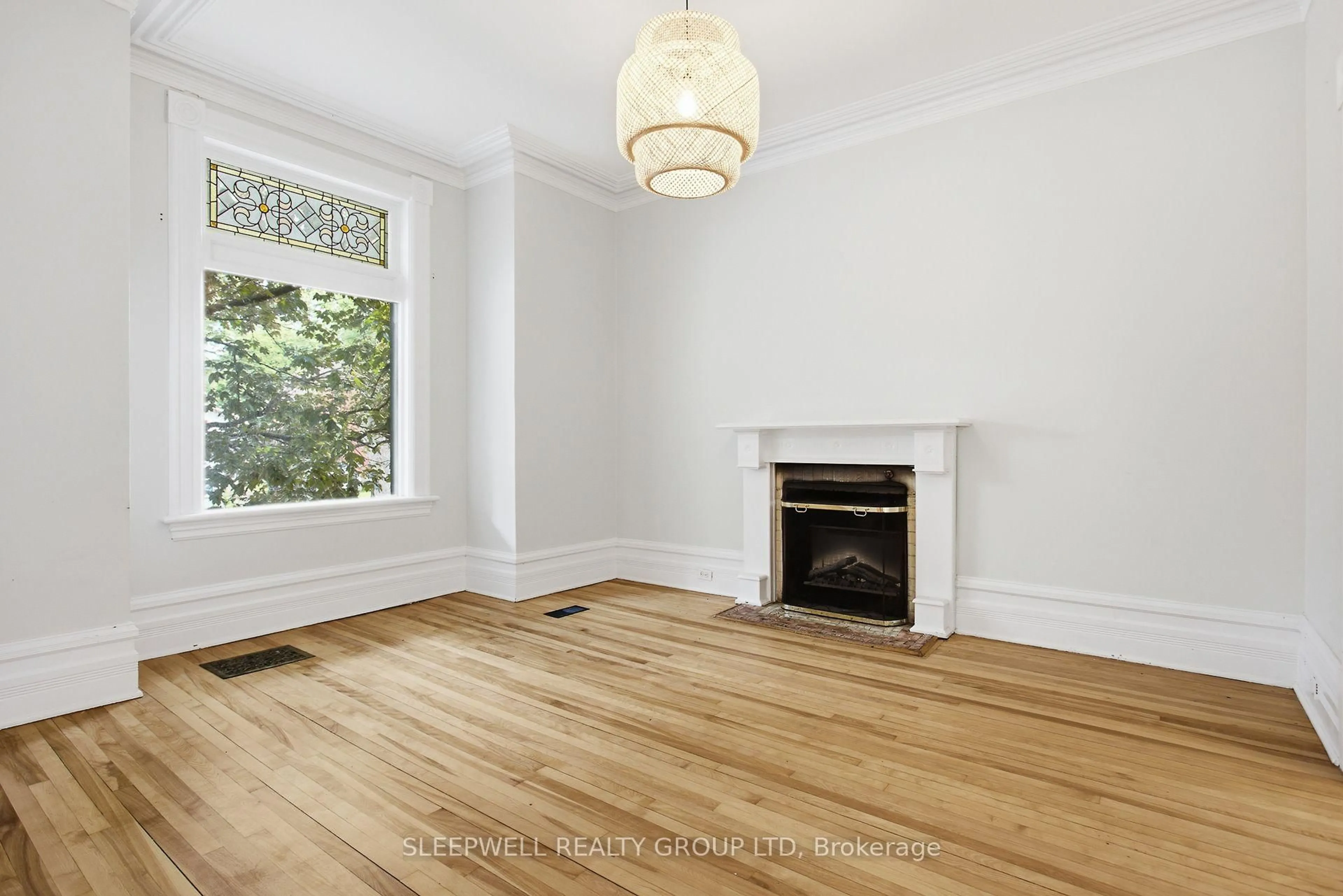 A pic of a room for 80 Fourth Ave, Ottawa Ontario K1S 2L2
