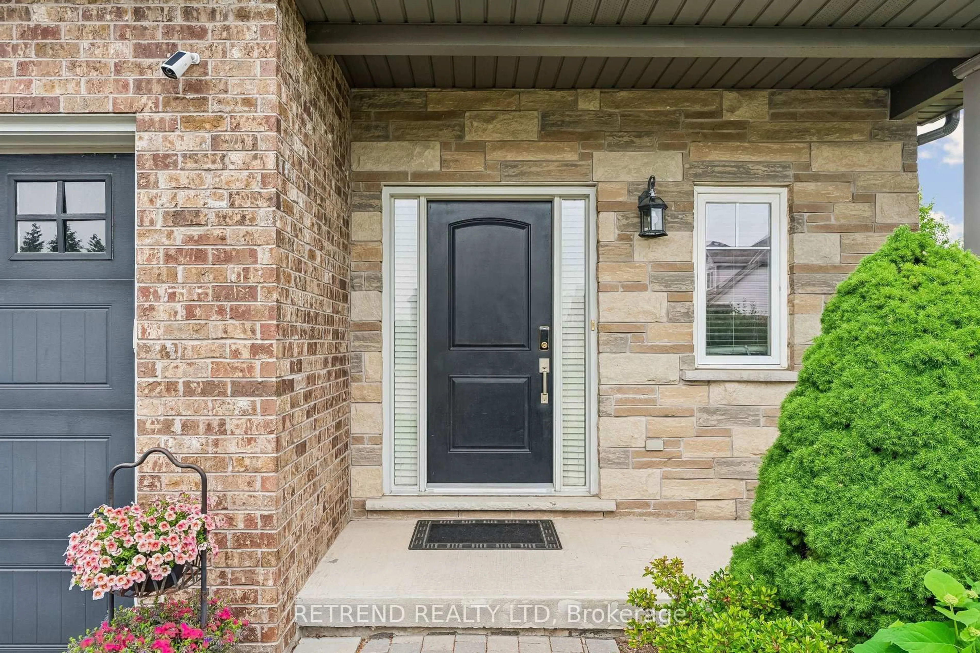 Indoor entryway for 73 Videl Cres, St. Catharines Ontario L2W 0A3