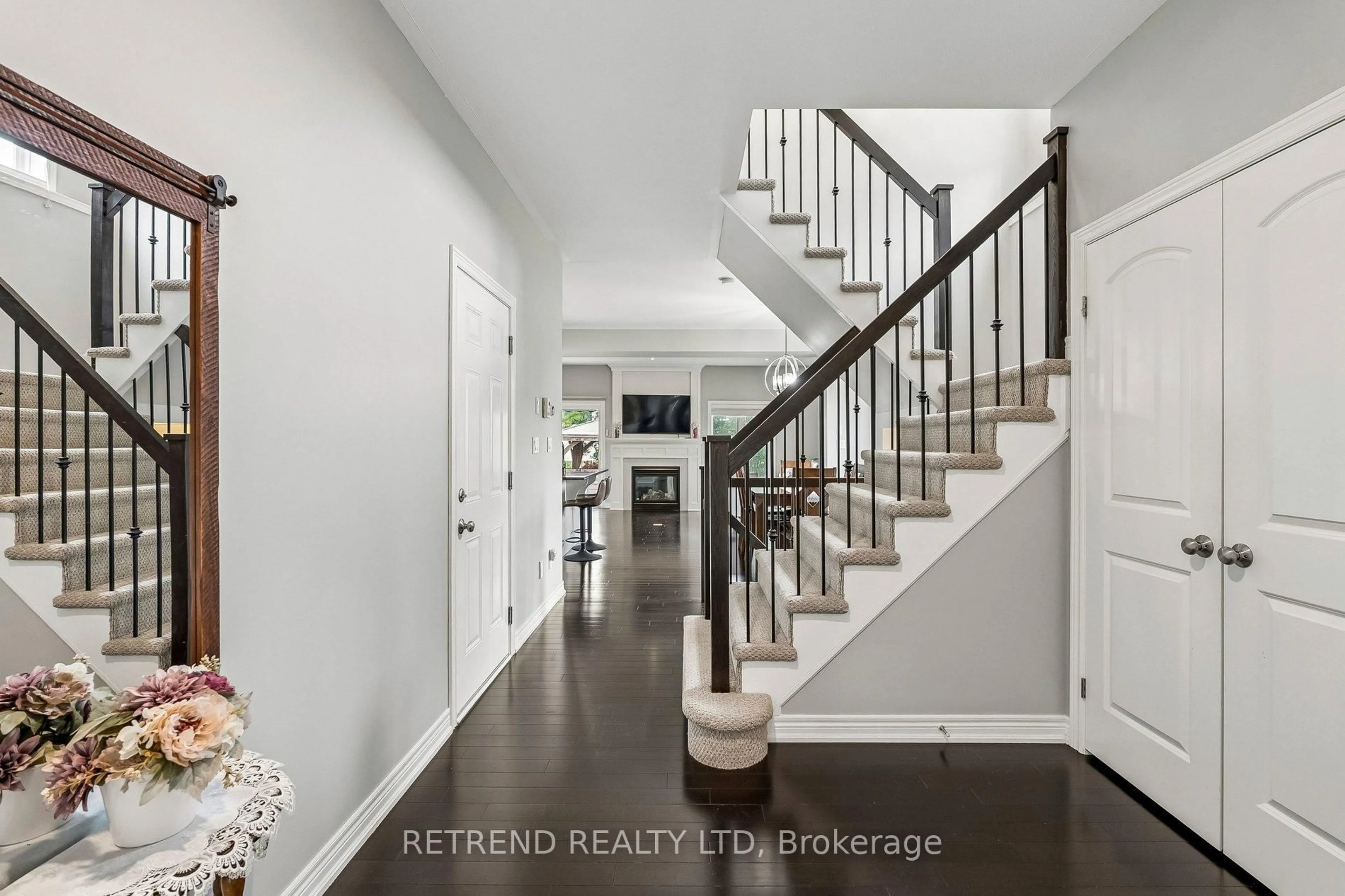 Indoor entryway for 73 Videl Cres, St. Catharines Ontario L2W 0A3