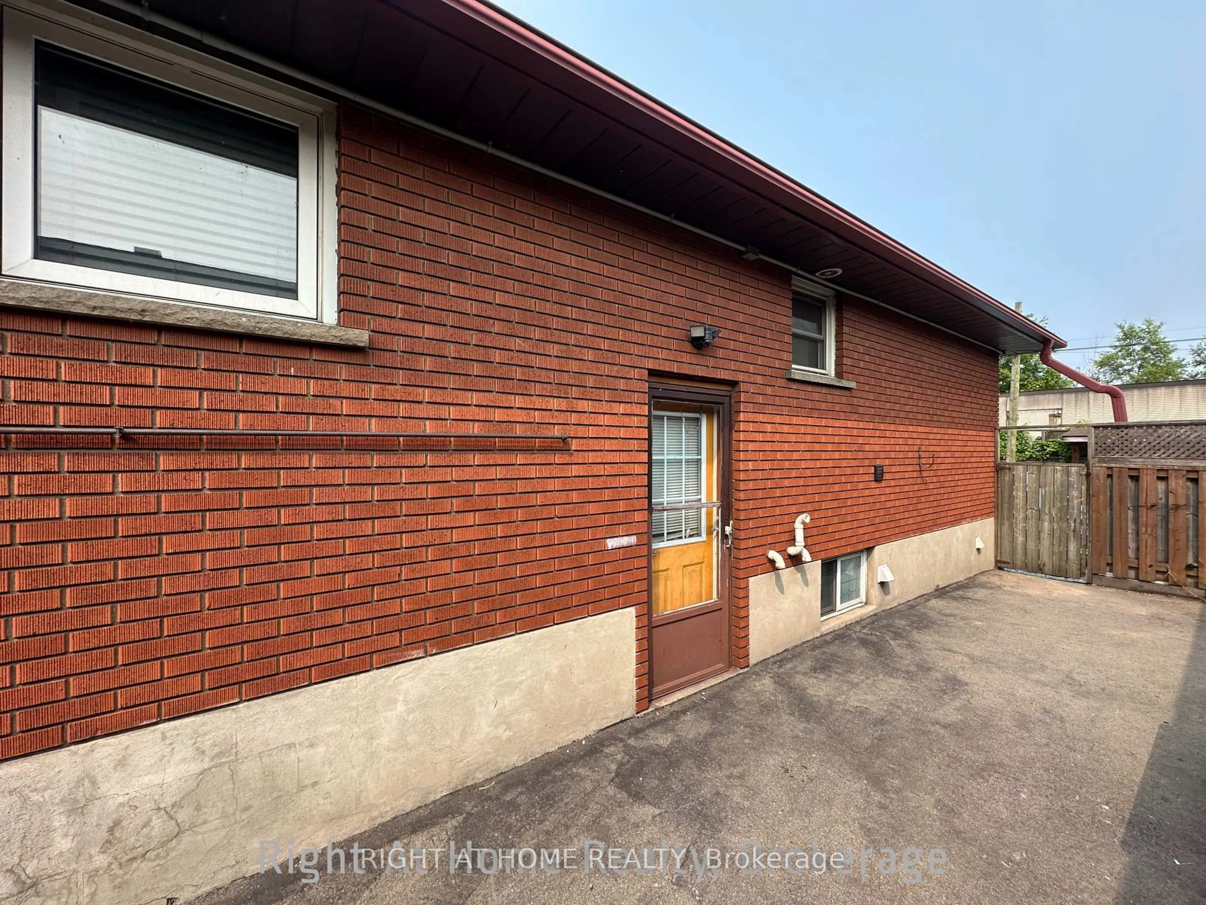 Home with brick exterior material, building for 816 Dunn Ave, Hamilton Ontario L8H 6N2