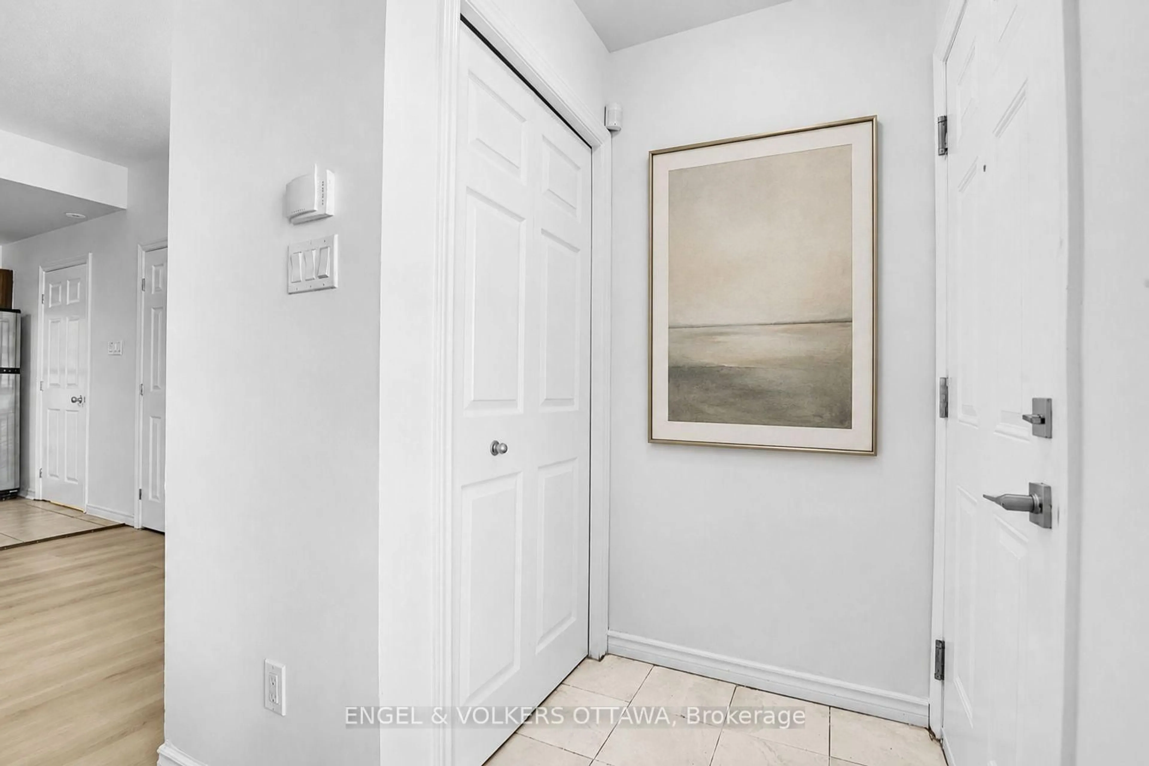 Indoor entryway for 165 Waterbridge Dr #5, Ottawa Ontario K2G 7G3