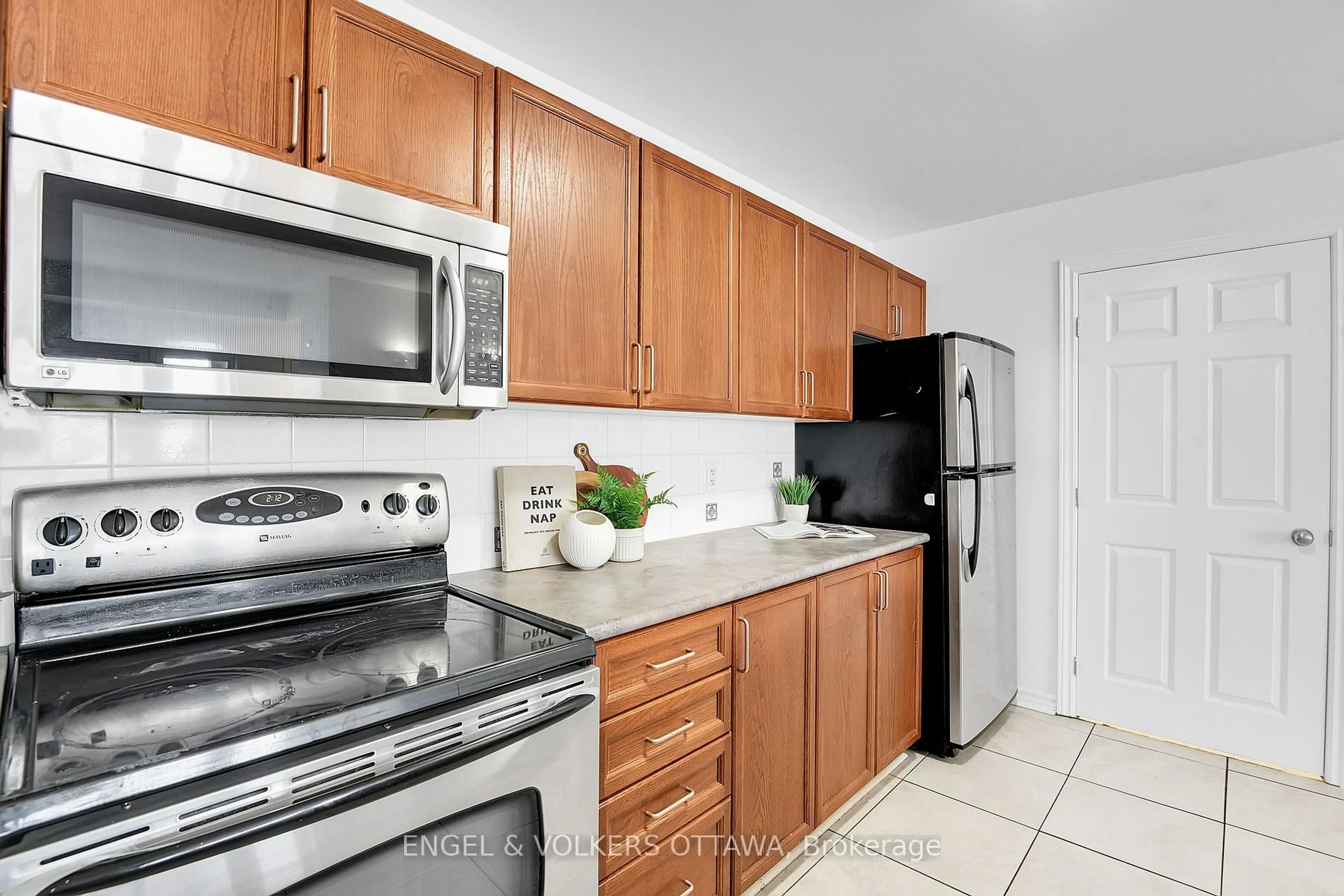 Standard kitchen, ceramic/tile floor for 165 Waterbridge Dr #5, Ottawa Ontario K2G 7G3