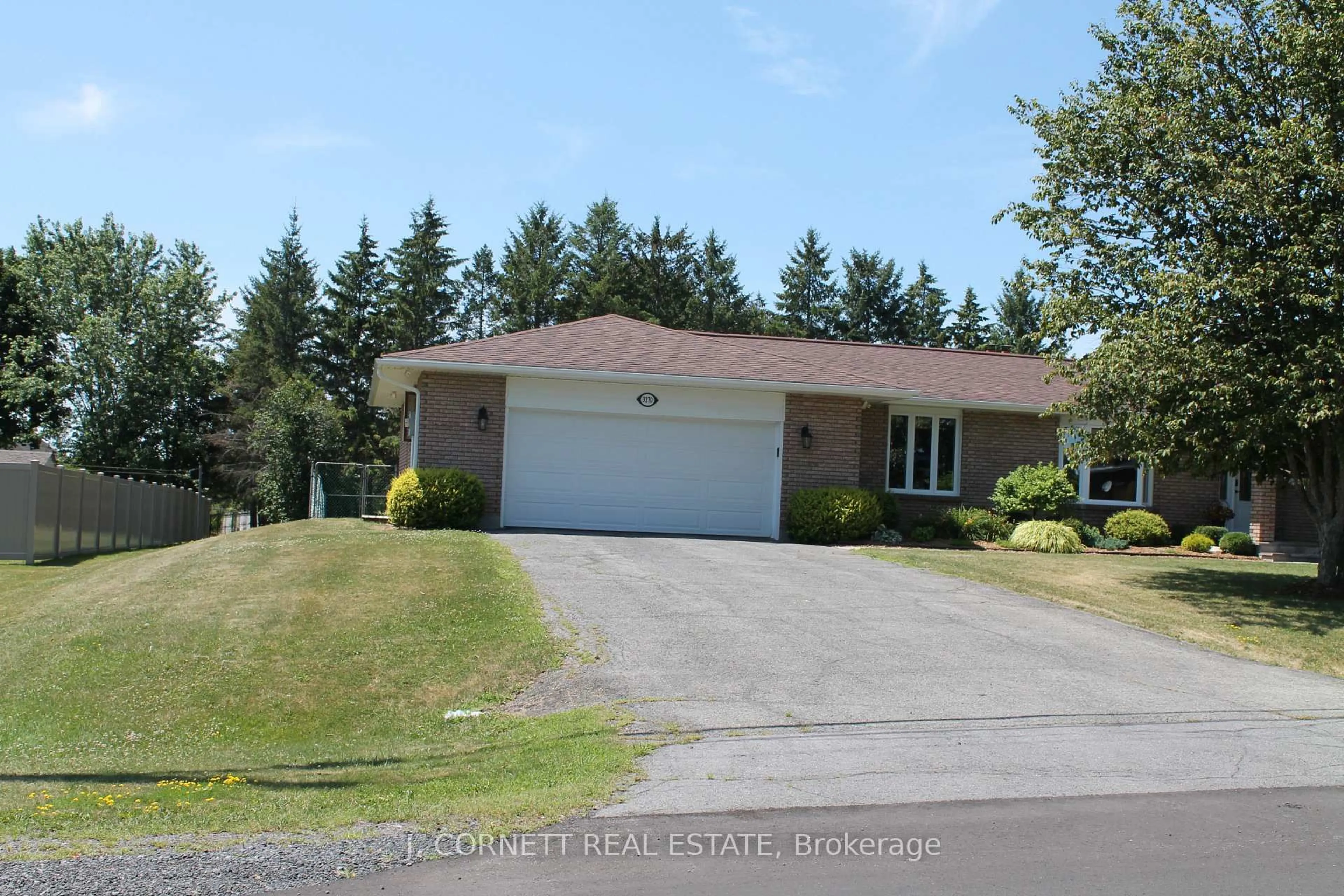 A pic from outside/outdoor area/front of a property/back of a property/a pic from drone, street for 3270 Sunnyview Ave, Cornwall Ontario K6K 0A8