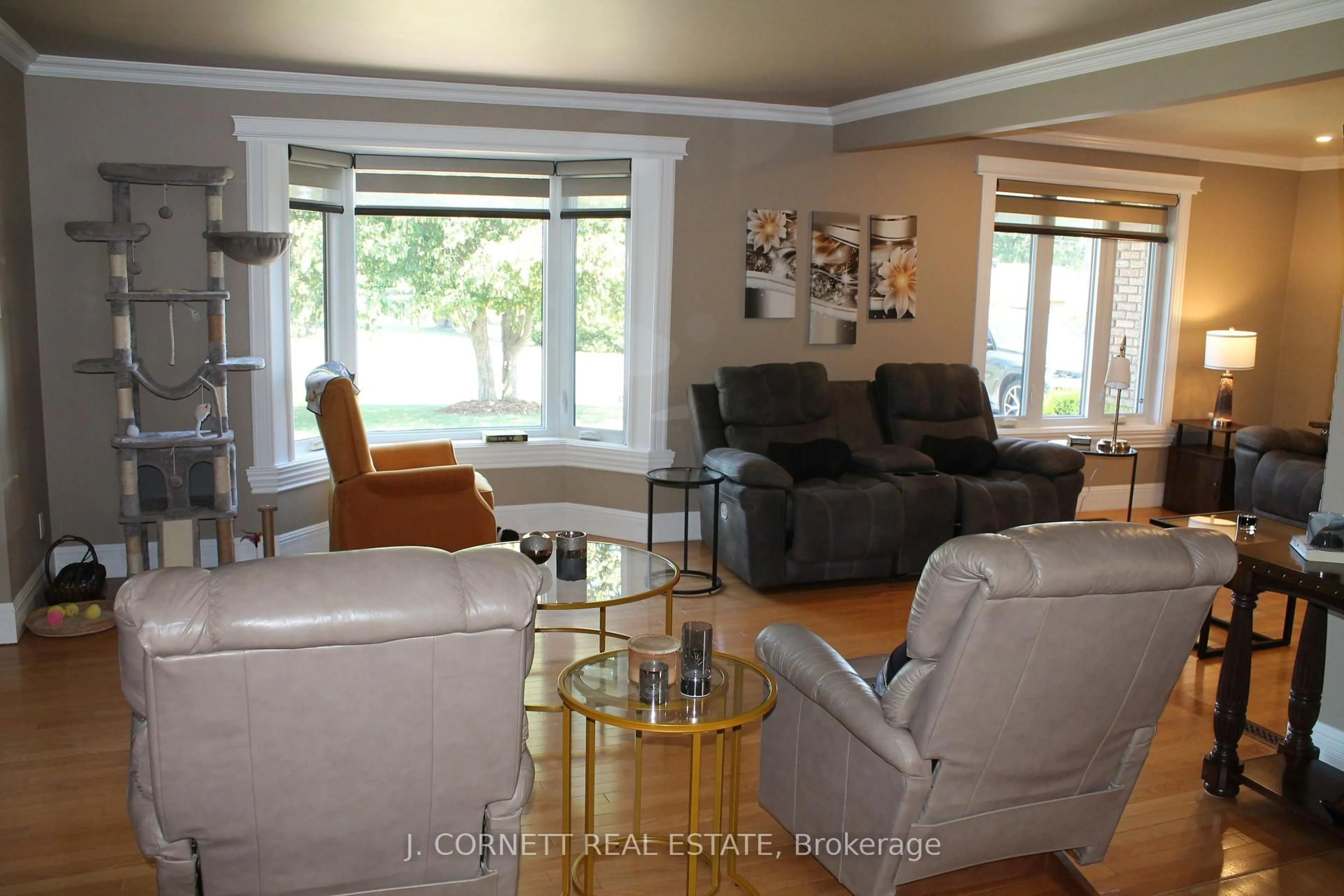 Living room with furniture, unknown for 3270 Sunnyview Ave, Cornwall Ontario K6K 0A8