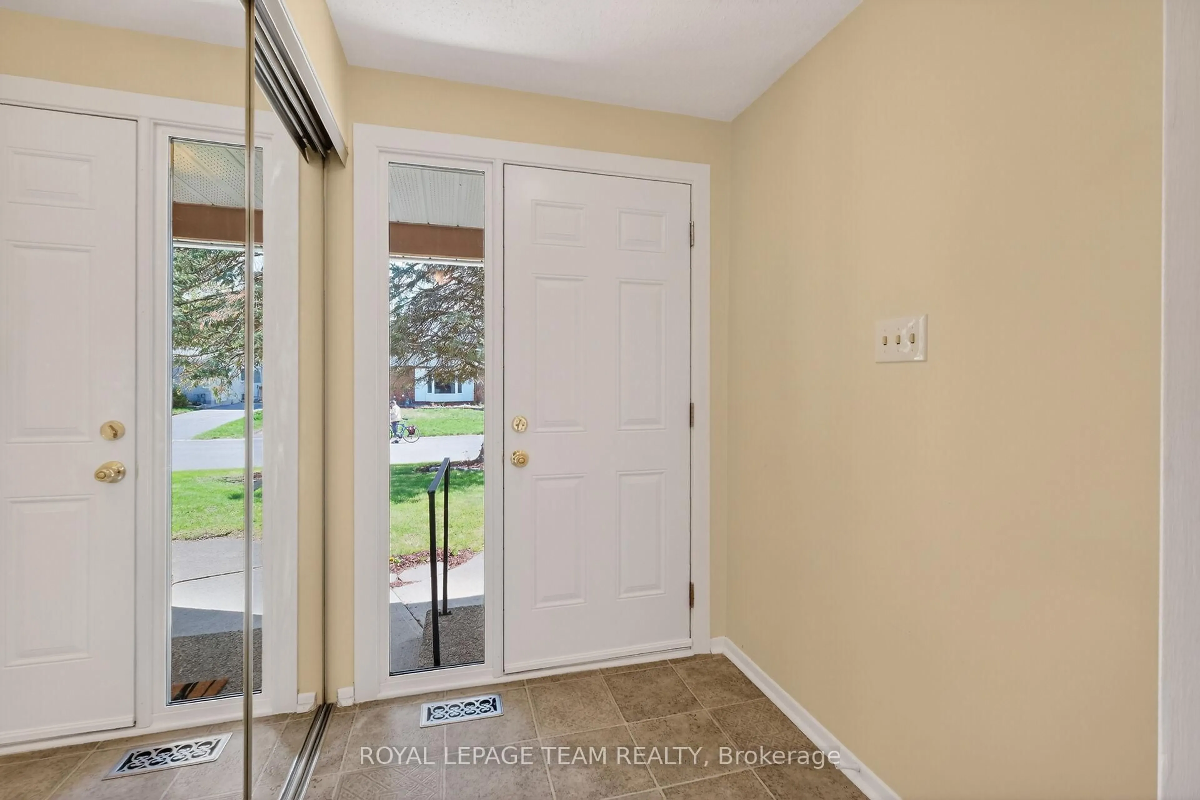 Indoor entryway for 21 Lindhurst Cres, Ottawa Ontario K2G 0T8