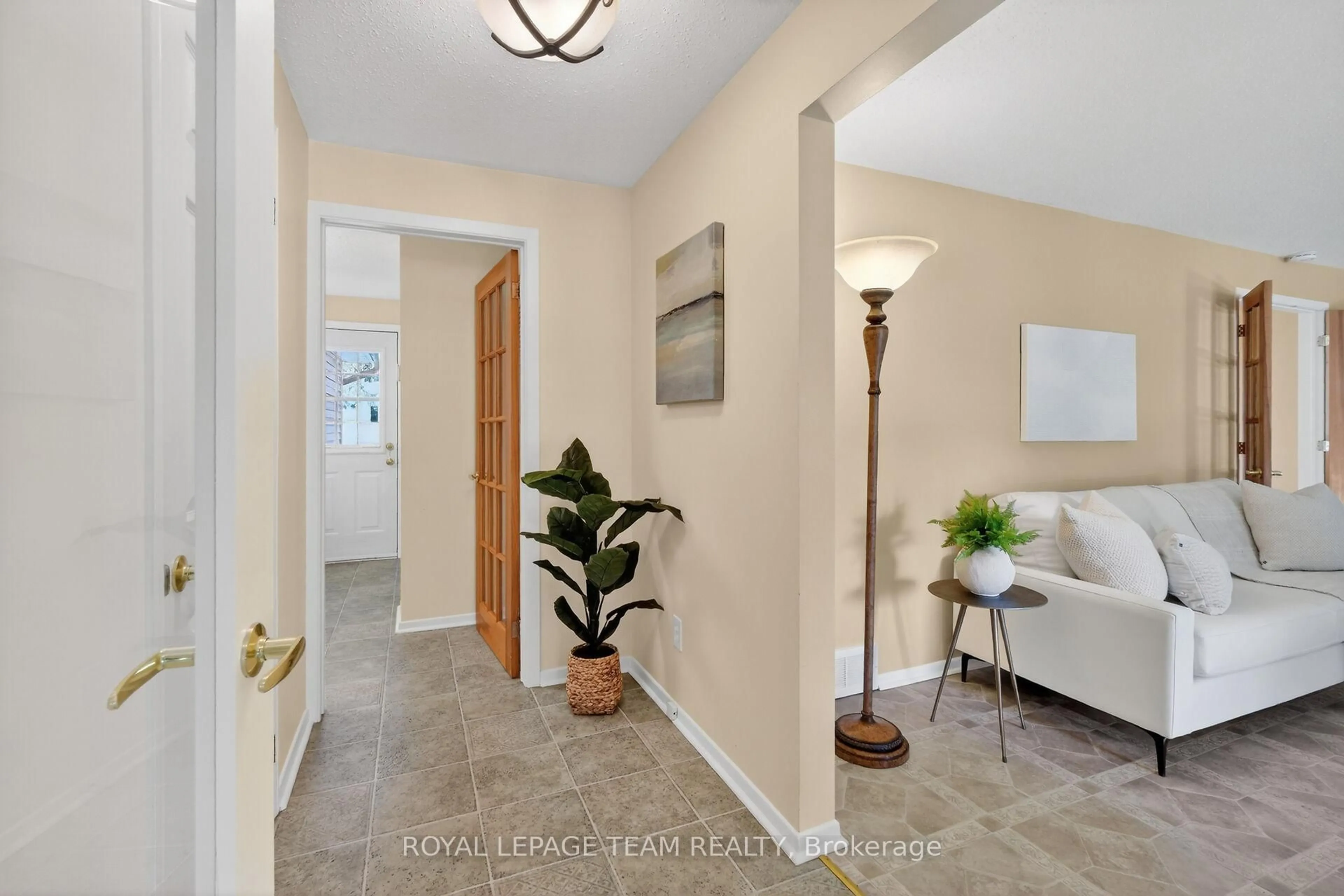 Indoor entryway for 21 Lindhurst Cres, Ottawa Ontario K2G 0T8