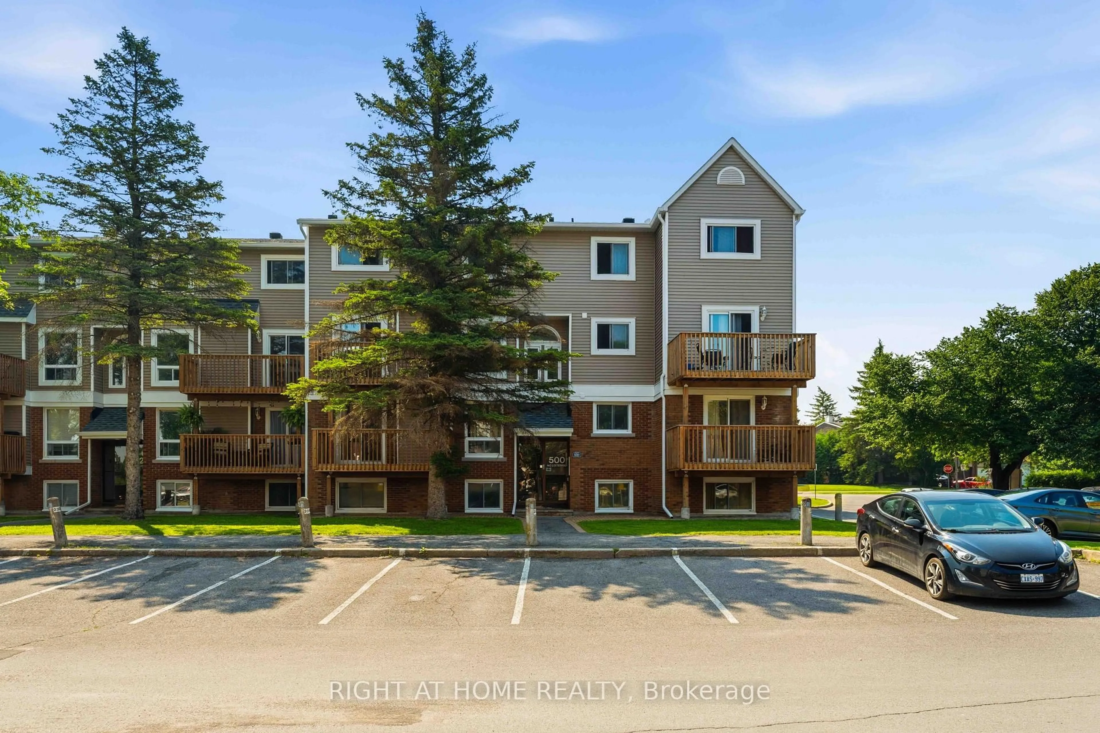 A pic from outside/outdoor area/front of a property/back of a property/a pic from drone, unknown for 500 FENERTY Crt #3, Ottawa Ontario K2L 3B1