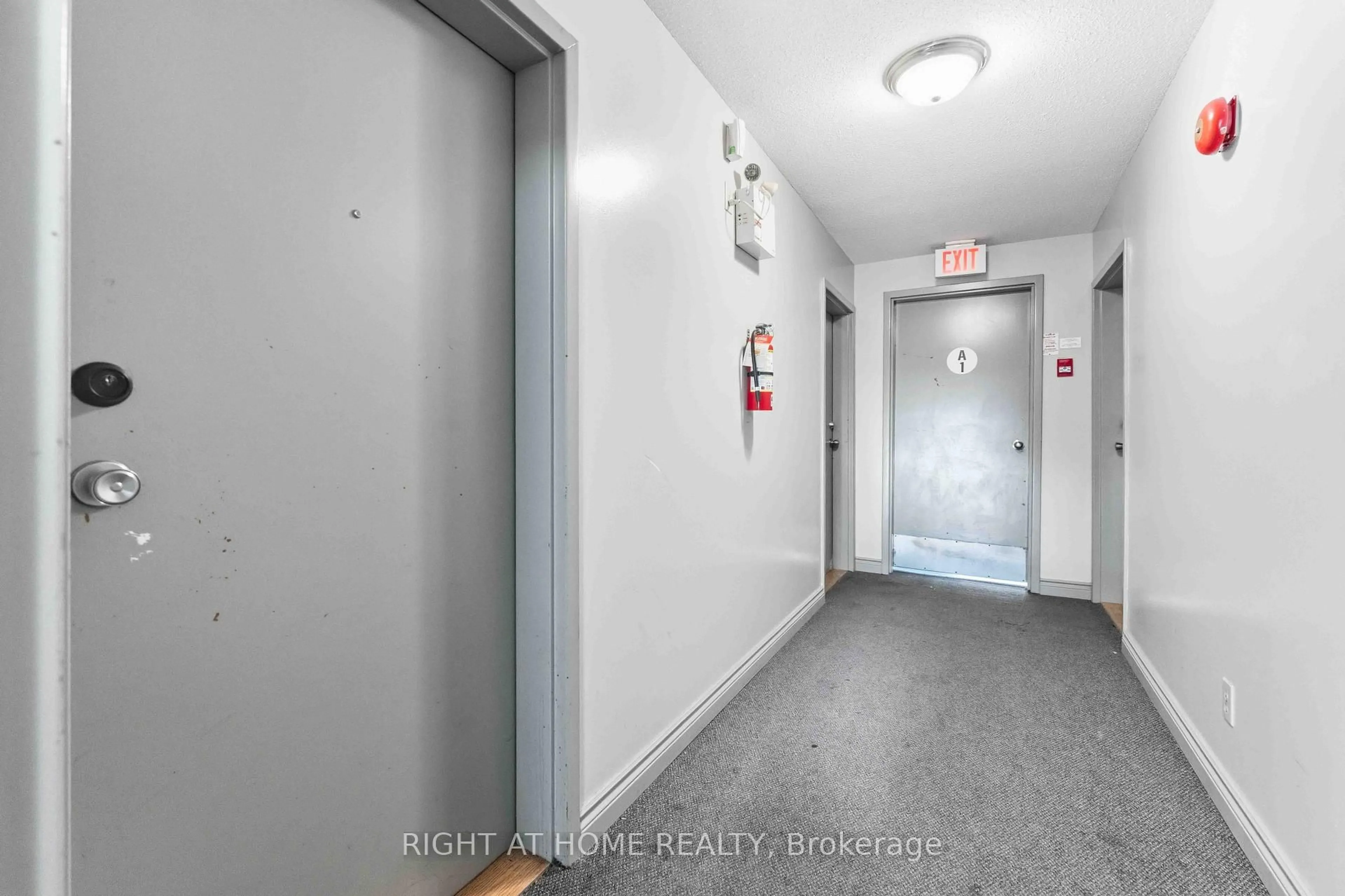 Indoor foyer for 500 FENERTY Crt #3, Ottawa Ontario K2L 3B1