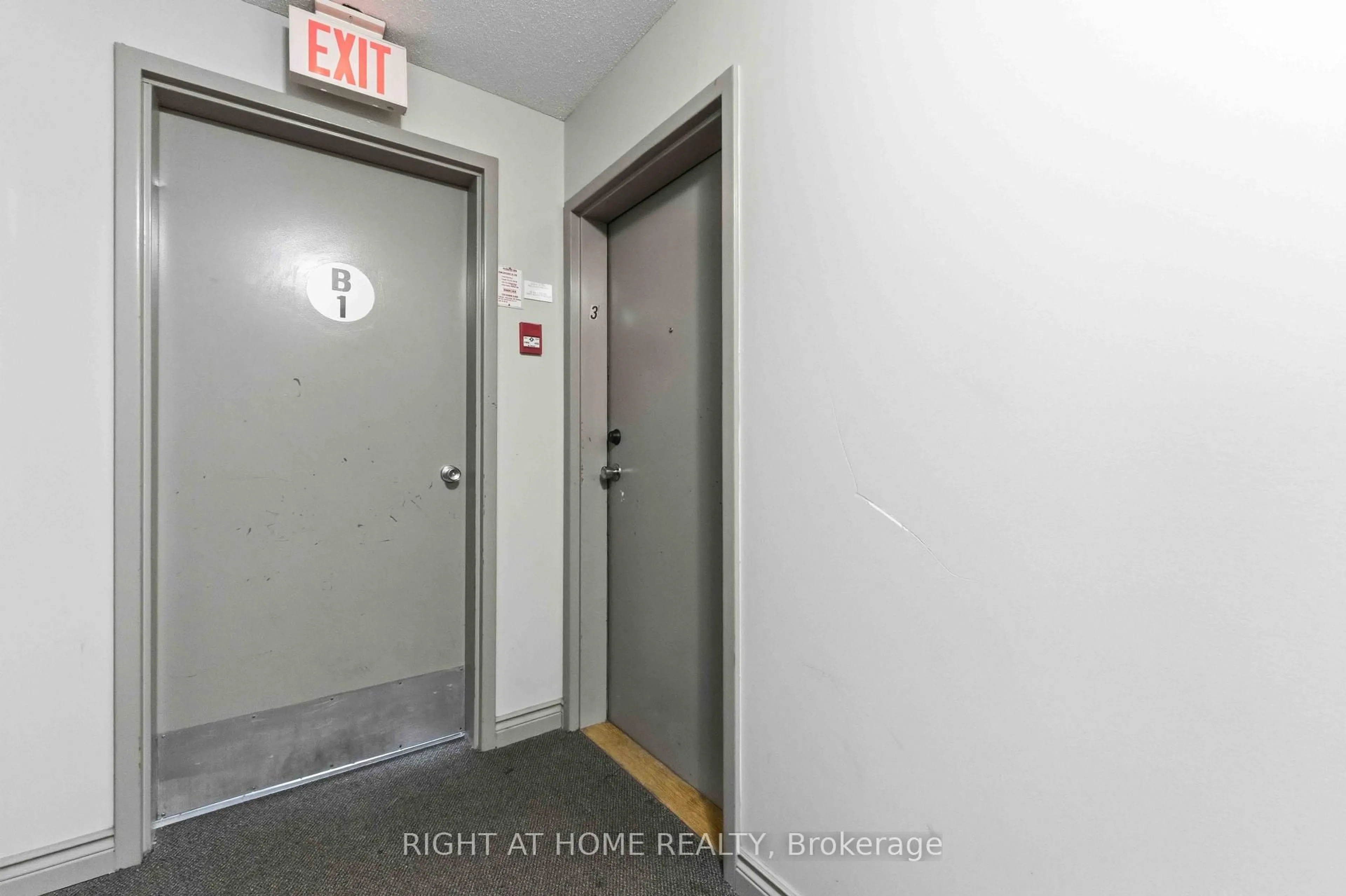 Indoor foyer for 500 FENERTY Crt #3, Ottawa Ontario K2L 3B1