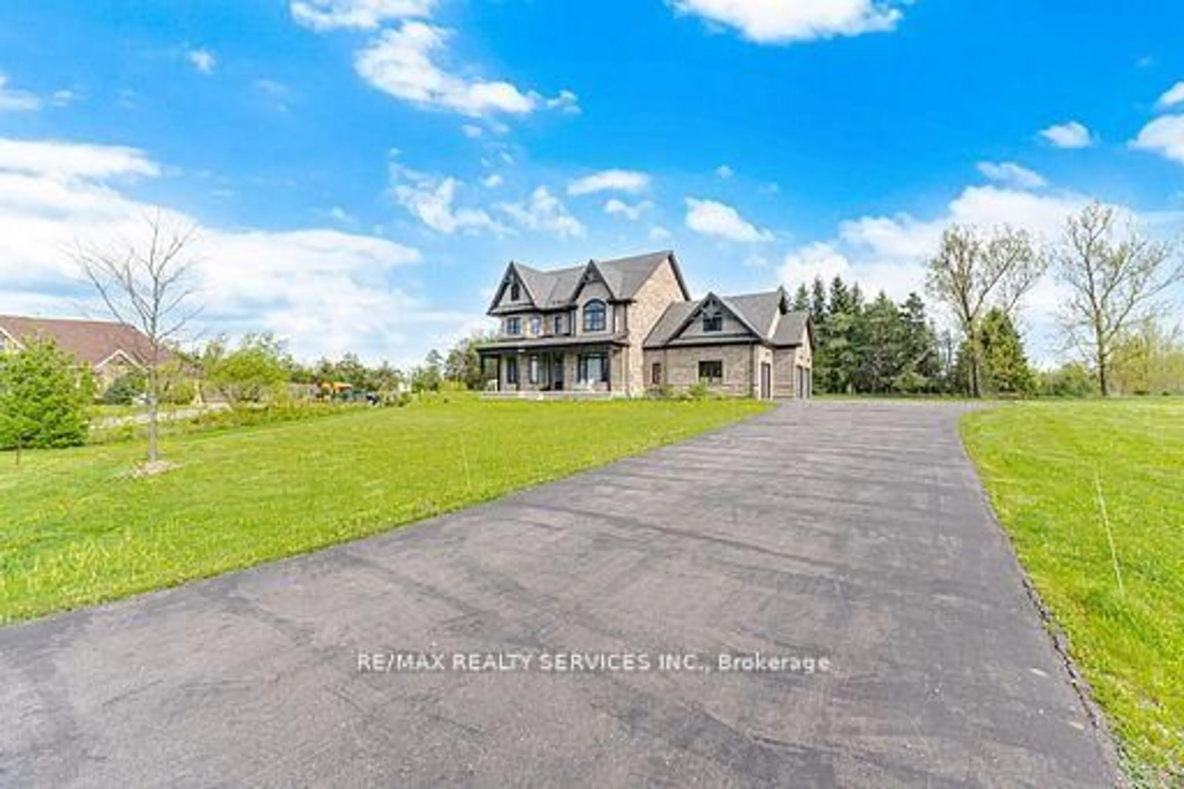 A pic from outside/outdoor area/front of a property/back of a property/a pic from drone, unknown for 26 Country Meadows Dr, Amaranth Ontario L9V 3T8