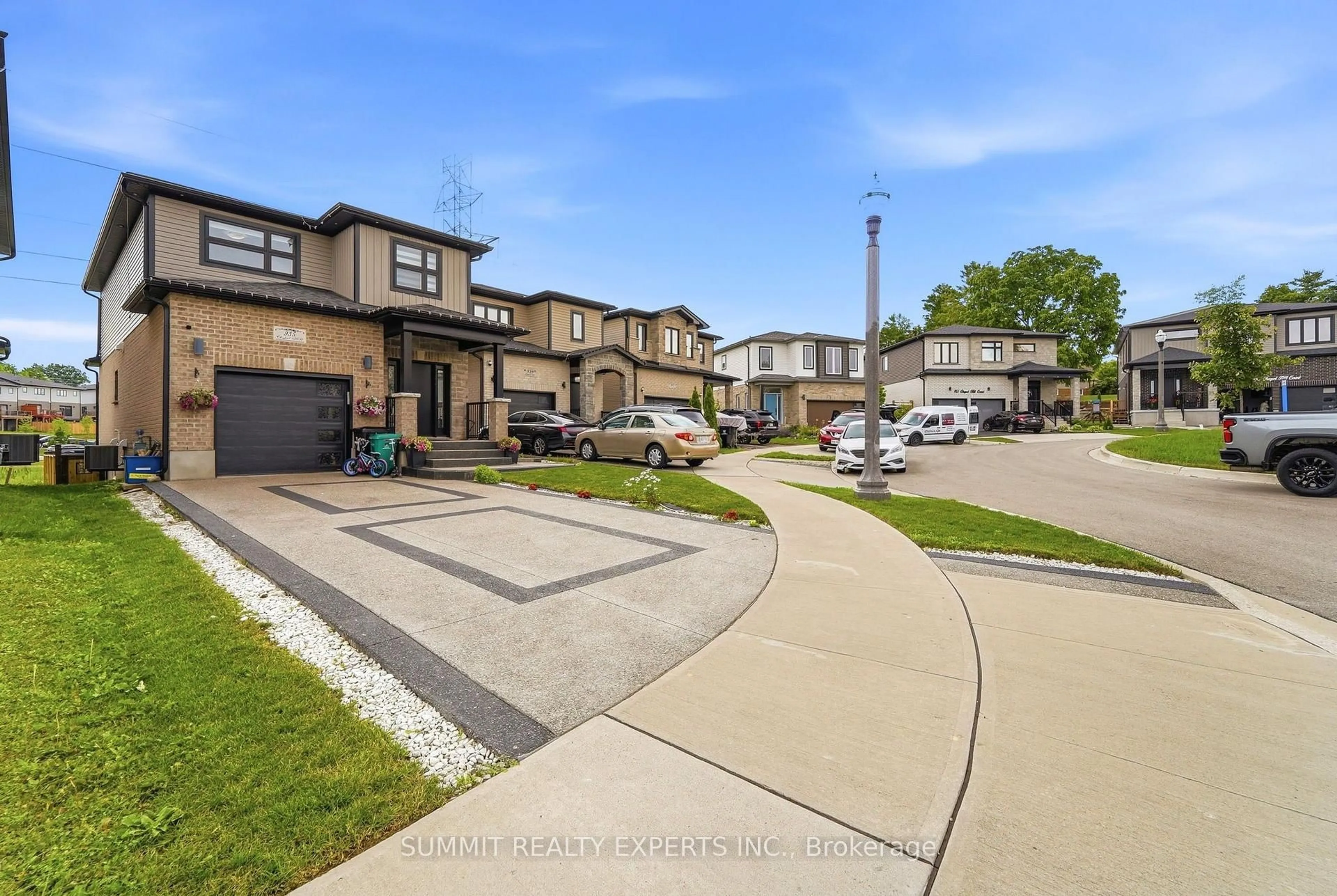 A pic from outside/outdoor area/front of a property/back of a property/a pic from drone, street for 935 Chapel Hill Crt, Kitchener Ontario N2R 0P4