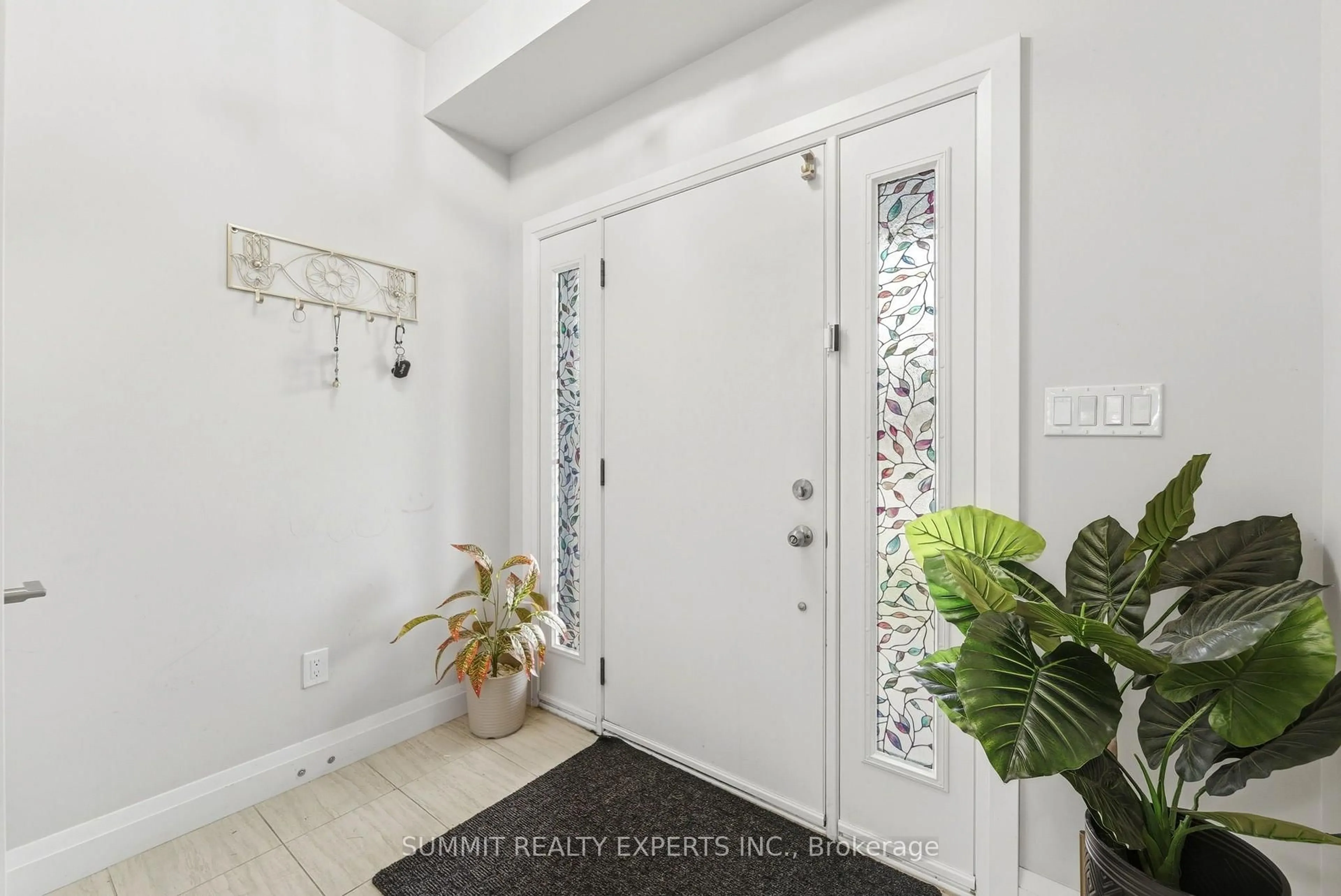 Indoor entryway for 935 Chapel Hill Crt, Kitchener Ontario N2R 0P4