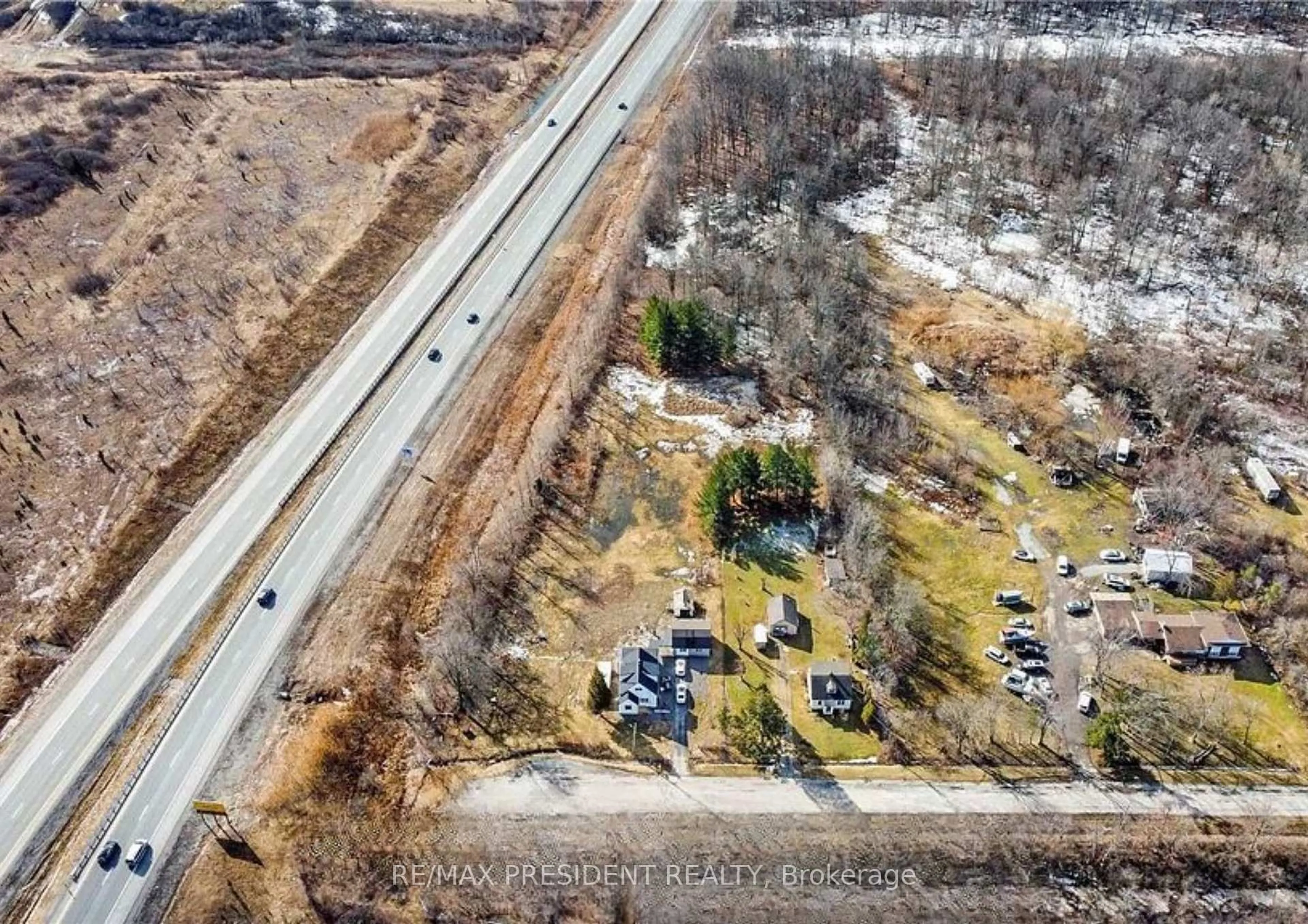 A pic from outside/outdoor area/front of a property/back of a property/a pic from drone, street for 95 Oxford Rd, Welland Ontario L3B 5N4