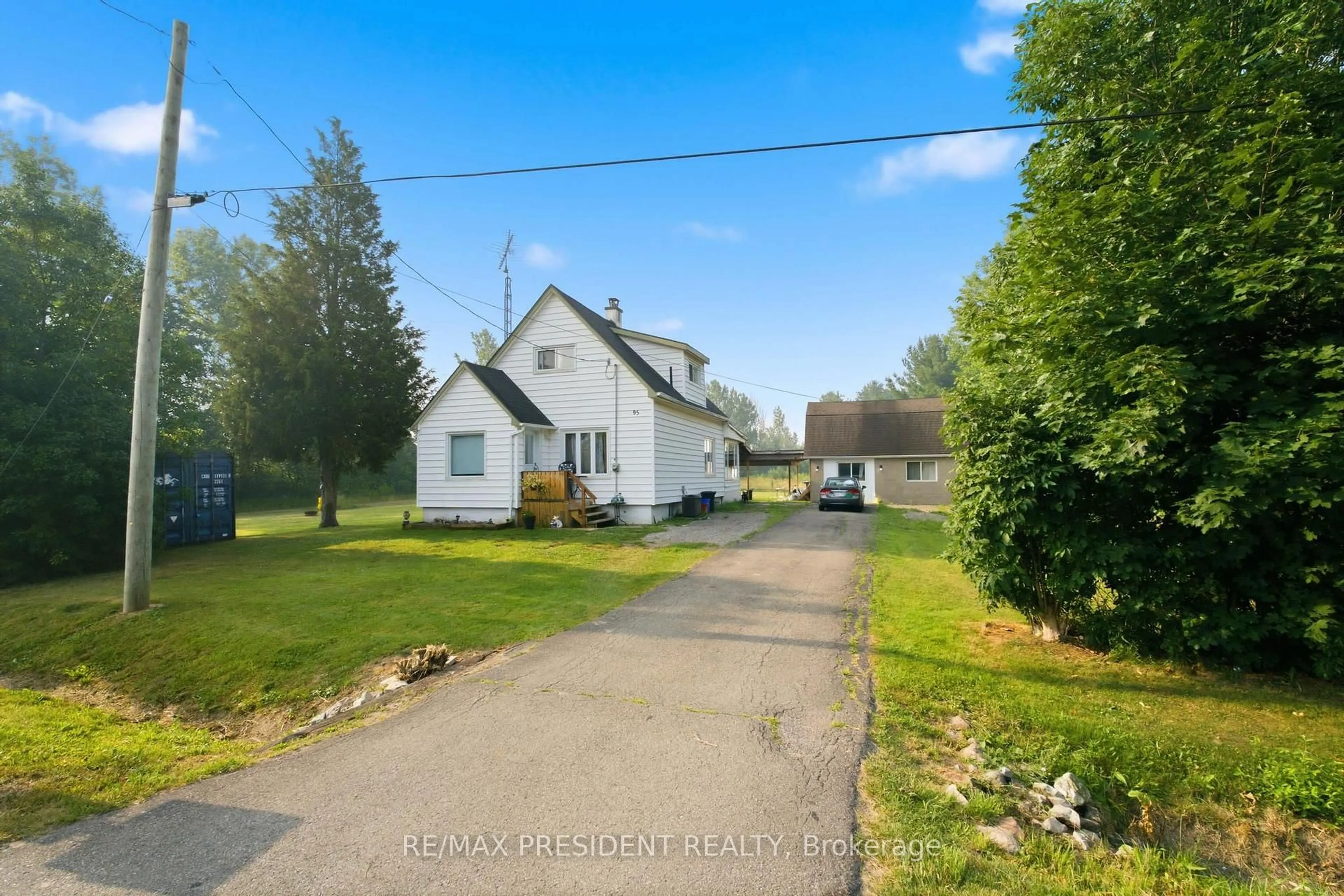 A pic from outside/outdoor area/front of a property/back of a property/a pic from drone, street for 95 Oxford Rd, Welland Ontario L3B 5N4