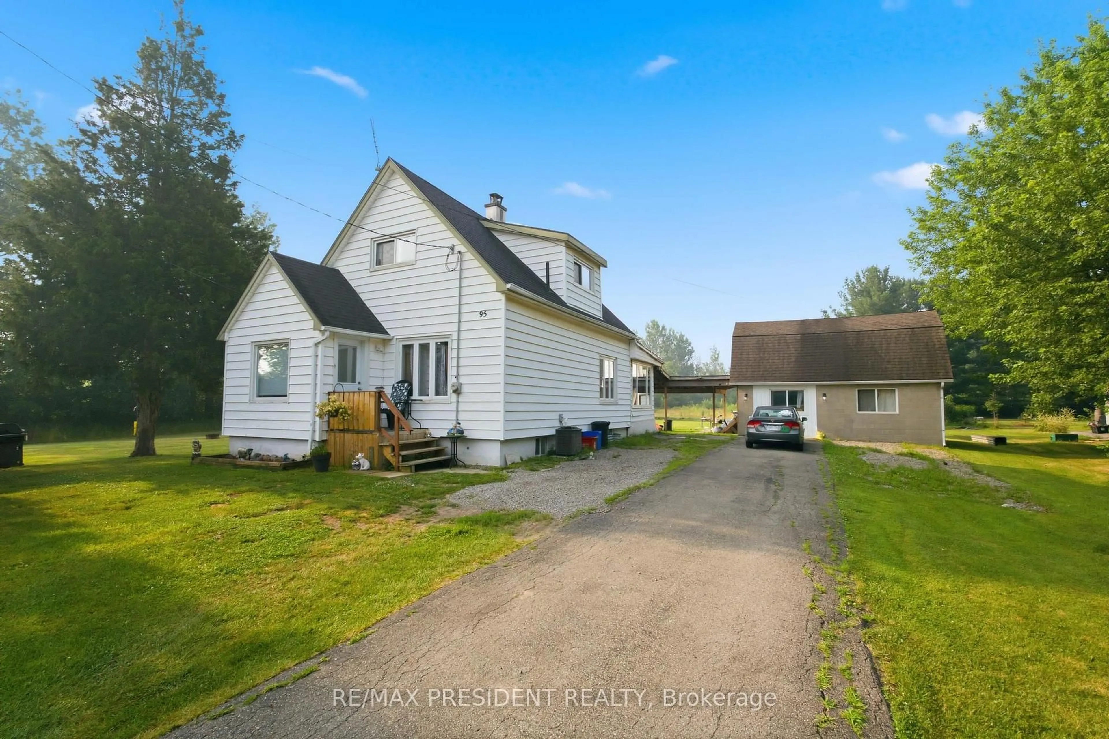 A pic from outside/outdoor area/front of a property/back of a property/a pic from drone, street for 95 Oxford Rd, Welland Ontario L3B 5N4