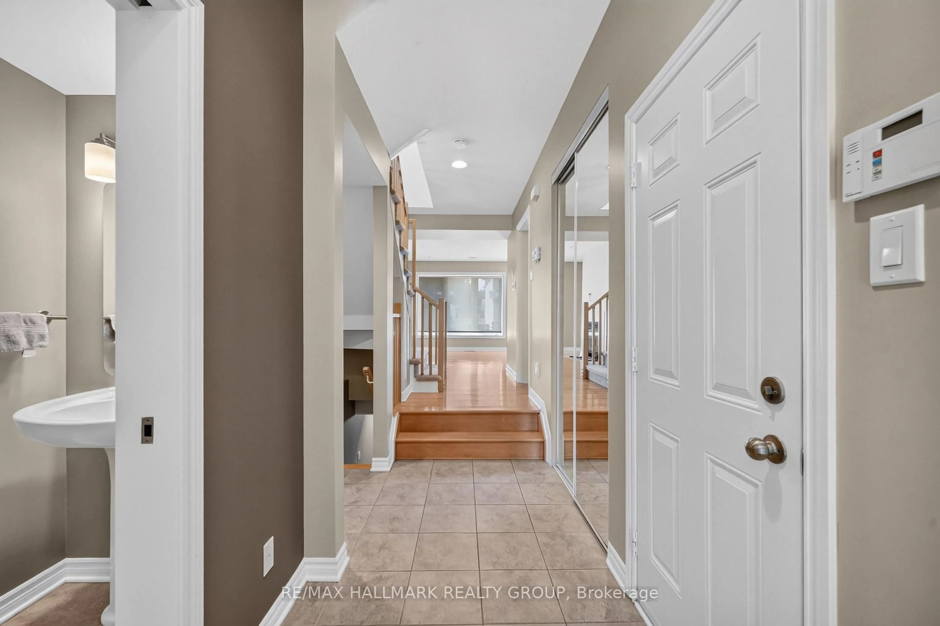 Indoor entryway for 2028 MELETTE Cres, Ottawa Ontario K4A 4X1