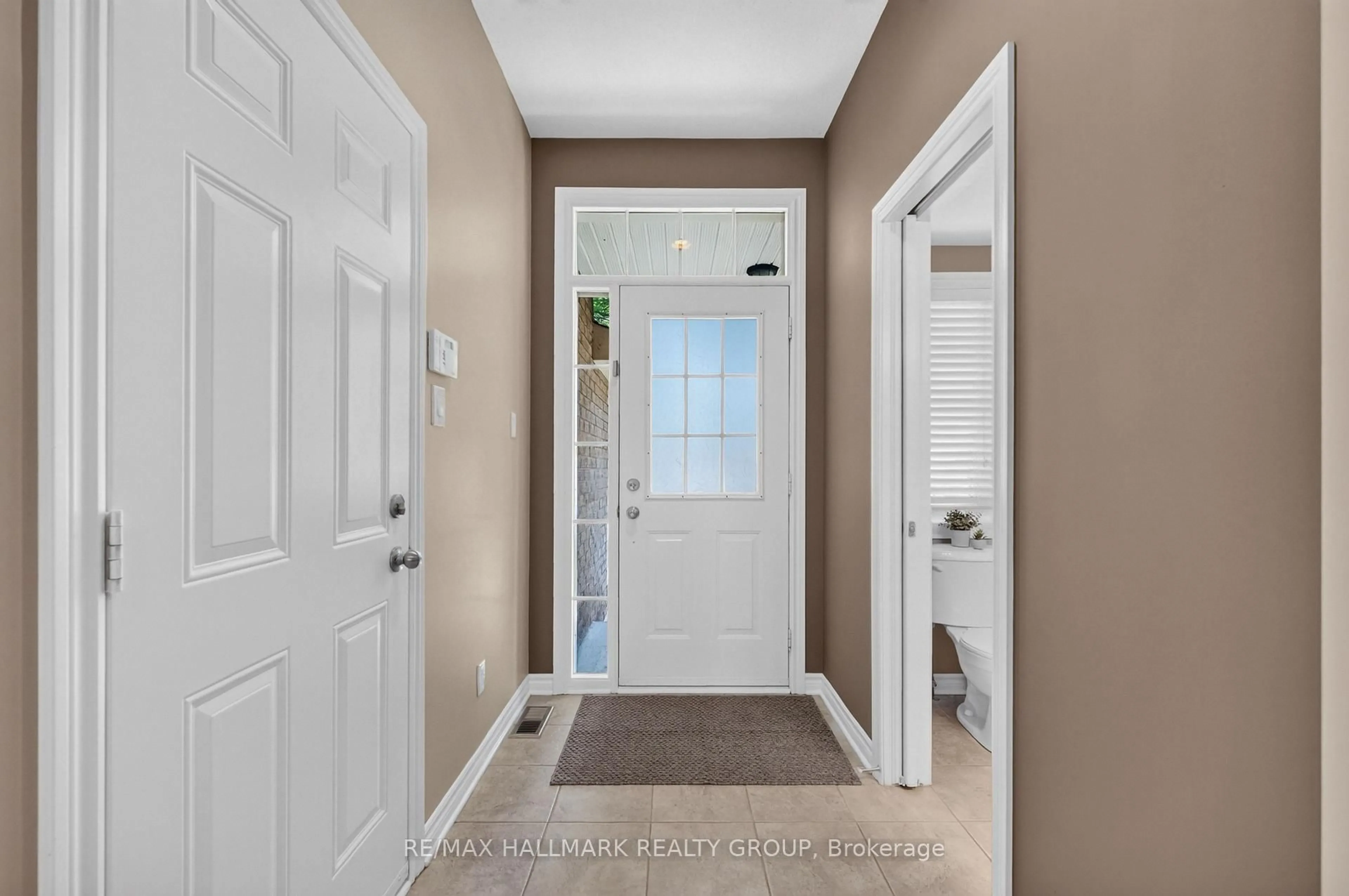 Indoor entryway for 2028 MELETTE Cres, Ottawa Ontario K4A 4X1