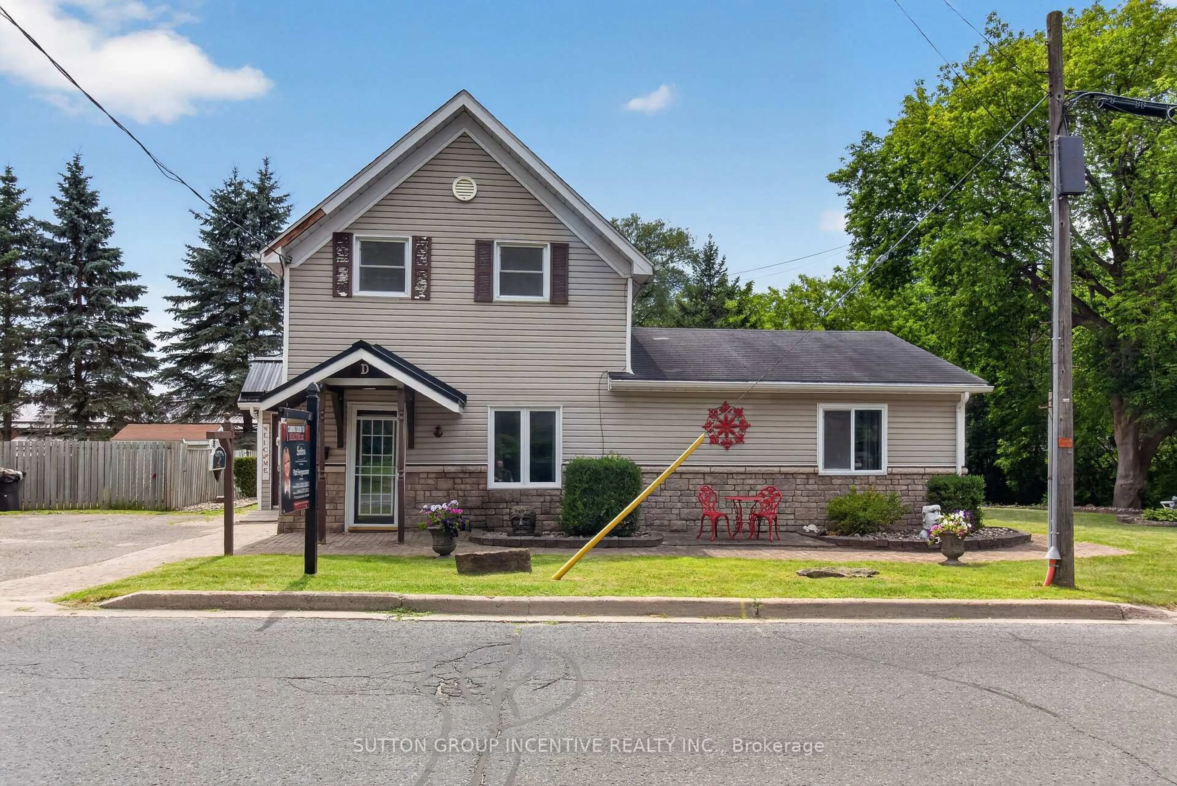 Home with vinyl exterior material, street for 190 Bartholomew St, Brockville Ontario K6V 2S6