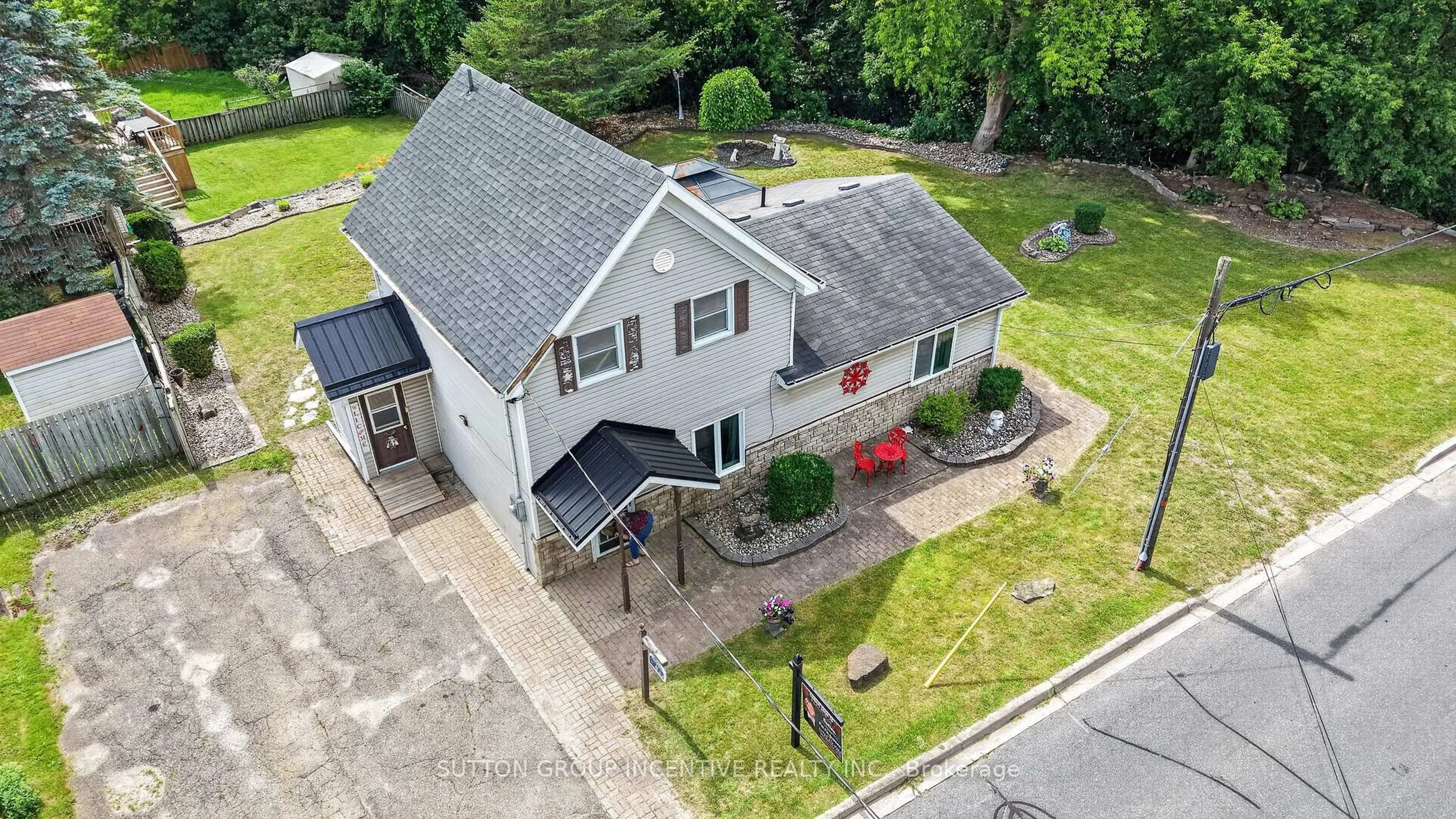 A pic from outside/outdoor area/front of a property/back of a property/a pic from drone, street for 190 Bartholomew St, Brockville Ontario K6V 2S6