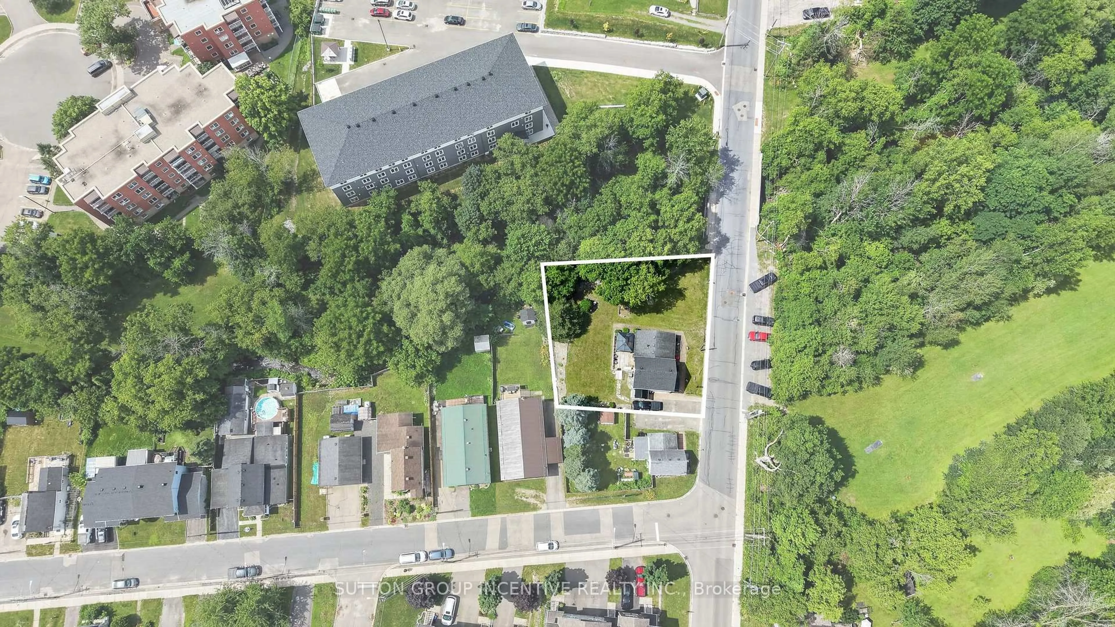 A pic from outside/outdoor area/front of a property/back of a property/a pic from drone, building for 190 Bartholomew St, Brockville Ontario K6V 2S6