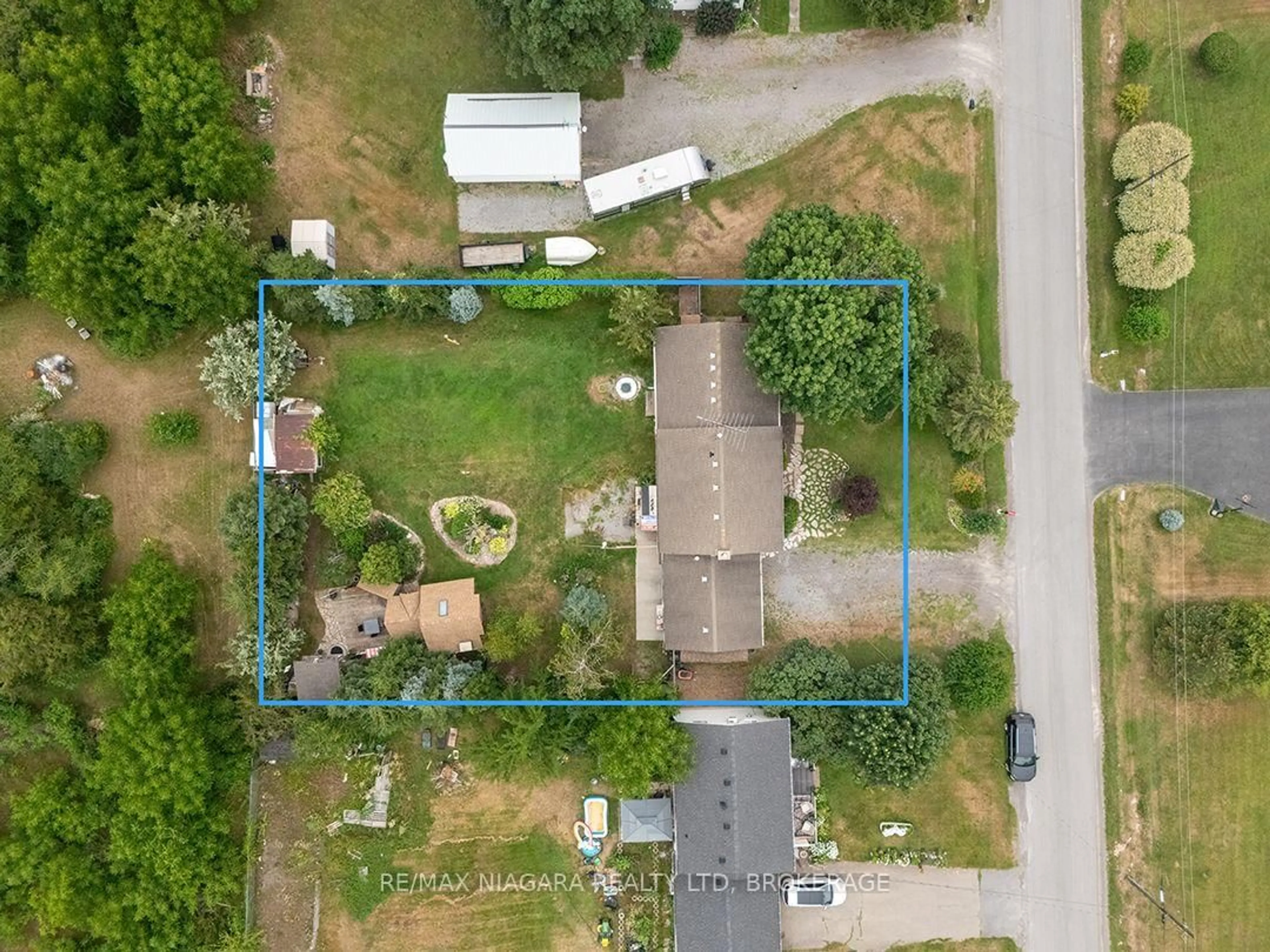A pic from outside/outdoor area/front of a property/back of a property/a pic from drone, street for 11679 Belleview Beach Rd, Wainfleet Ontario L0S 1V0