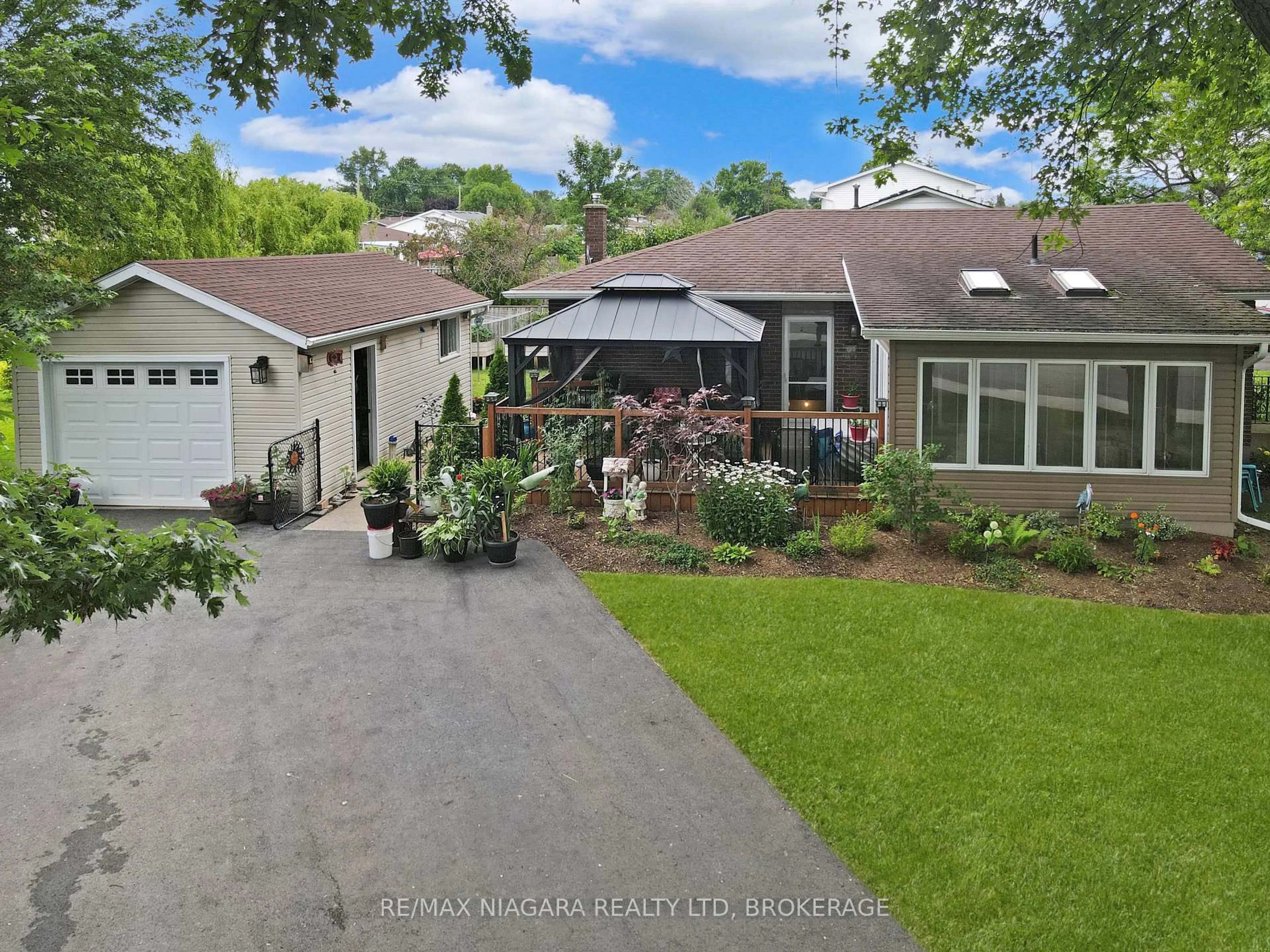 A pic from outside/outdoor area/front of a property/back of a property/a pic from drone, street for 11 King St, Fort Erie Ontario L2A 3Z3