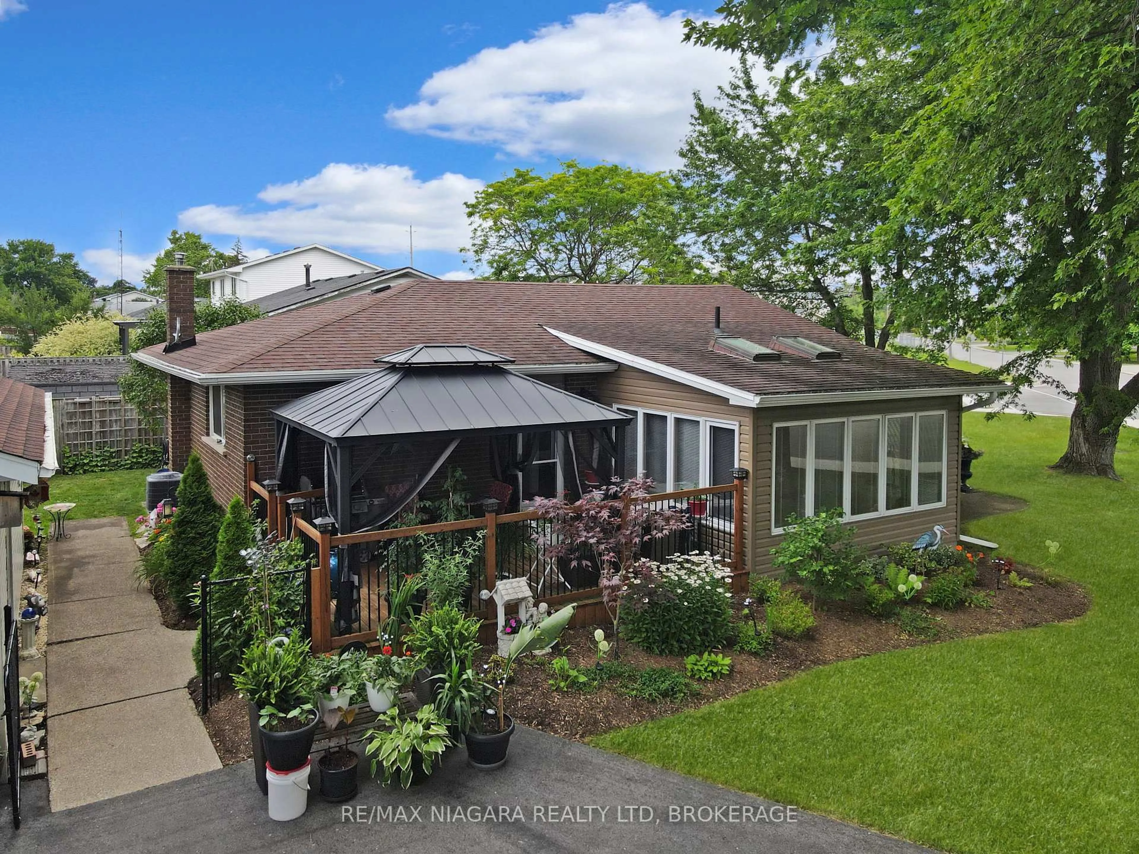 A pic from outside/outdoor area/front of a property/back of a property/a pic from drone, street for 11 King St, Fort Erie Ontario L2A 3Z3