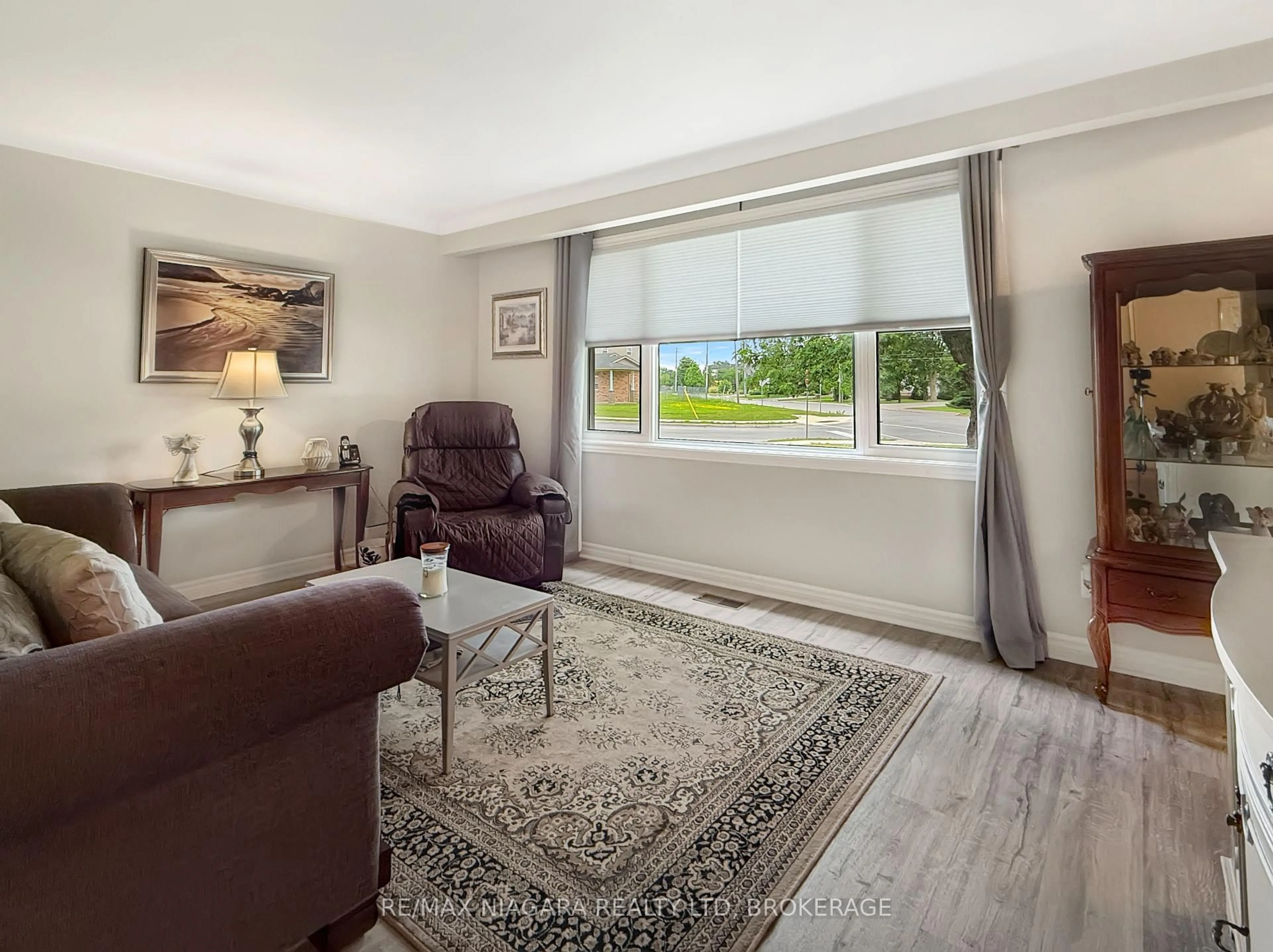 Living room with furniture, unknown for 11 King St, Fort Erie Ontario L2A 3Z3