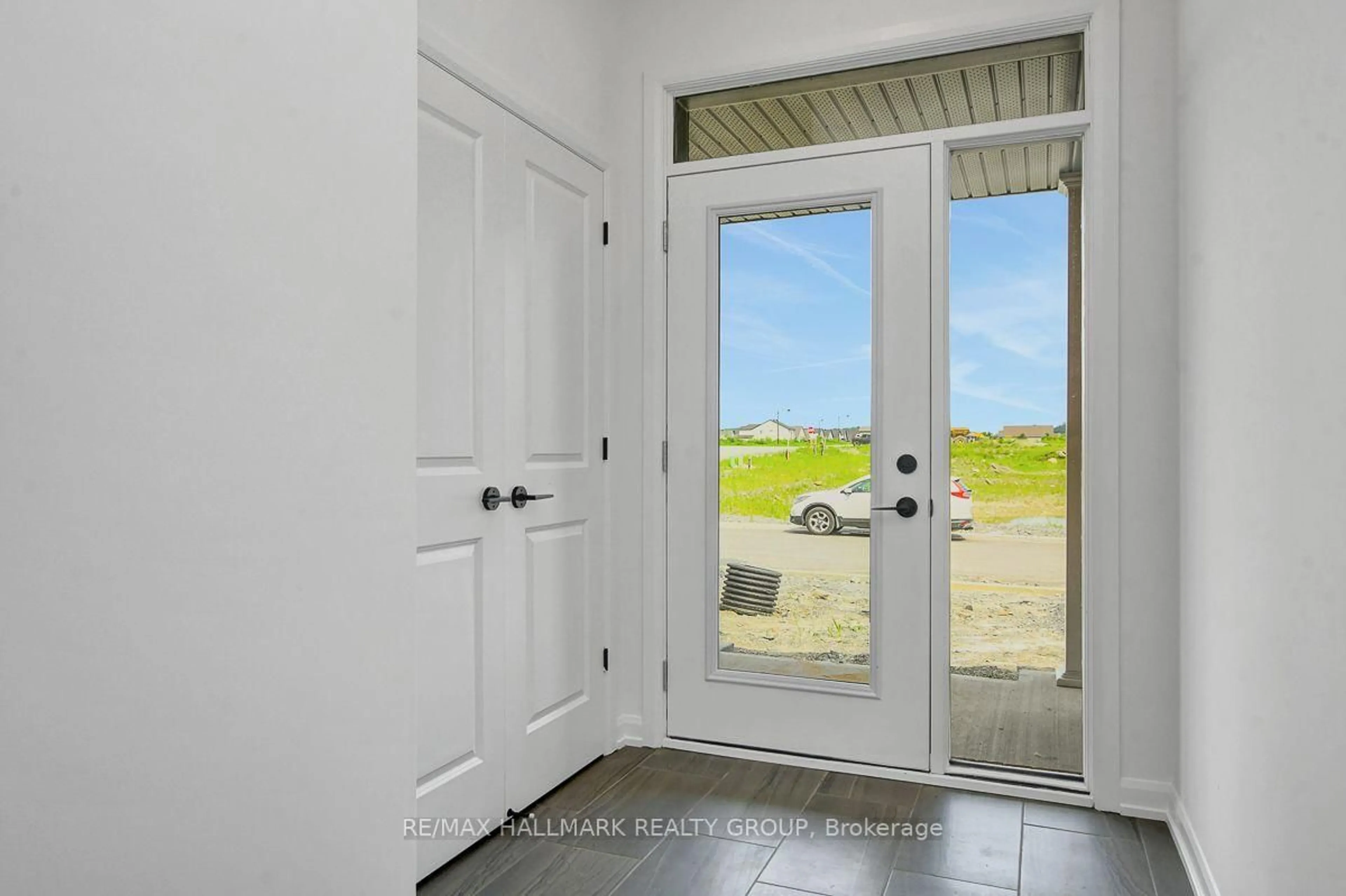 Indoor entryway for 281 Shale St, Clarence-Rockland Ontario K4K 0P4