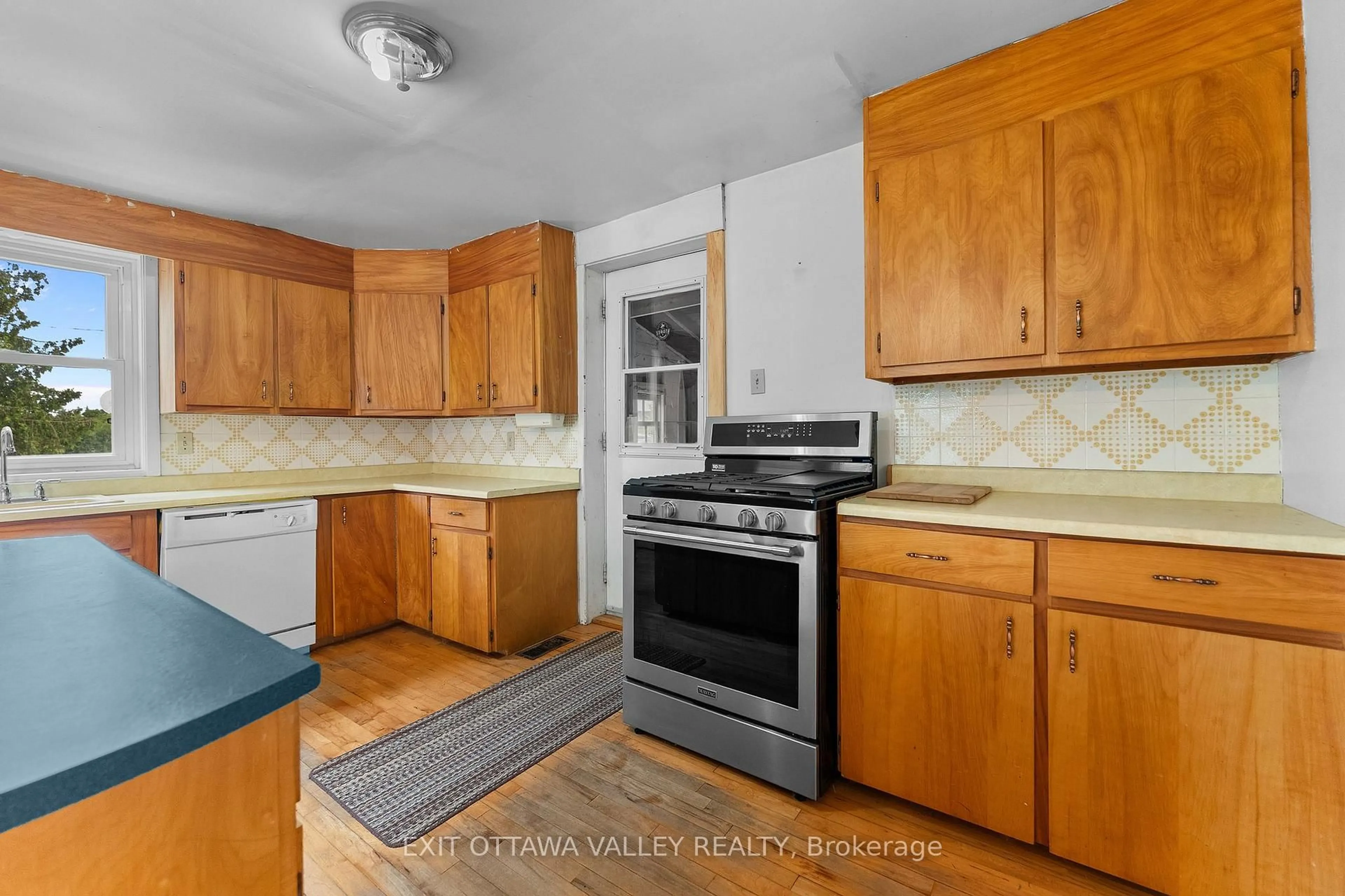 Standard kitchen, unknown for 1746 Lookout Rd, Westmeath Ontario K0J 2L0