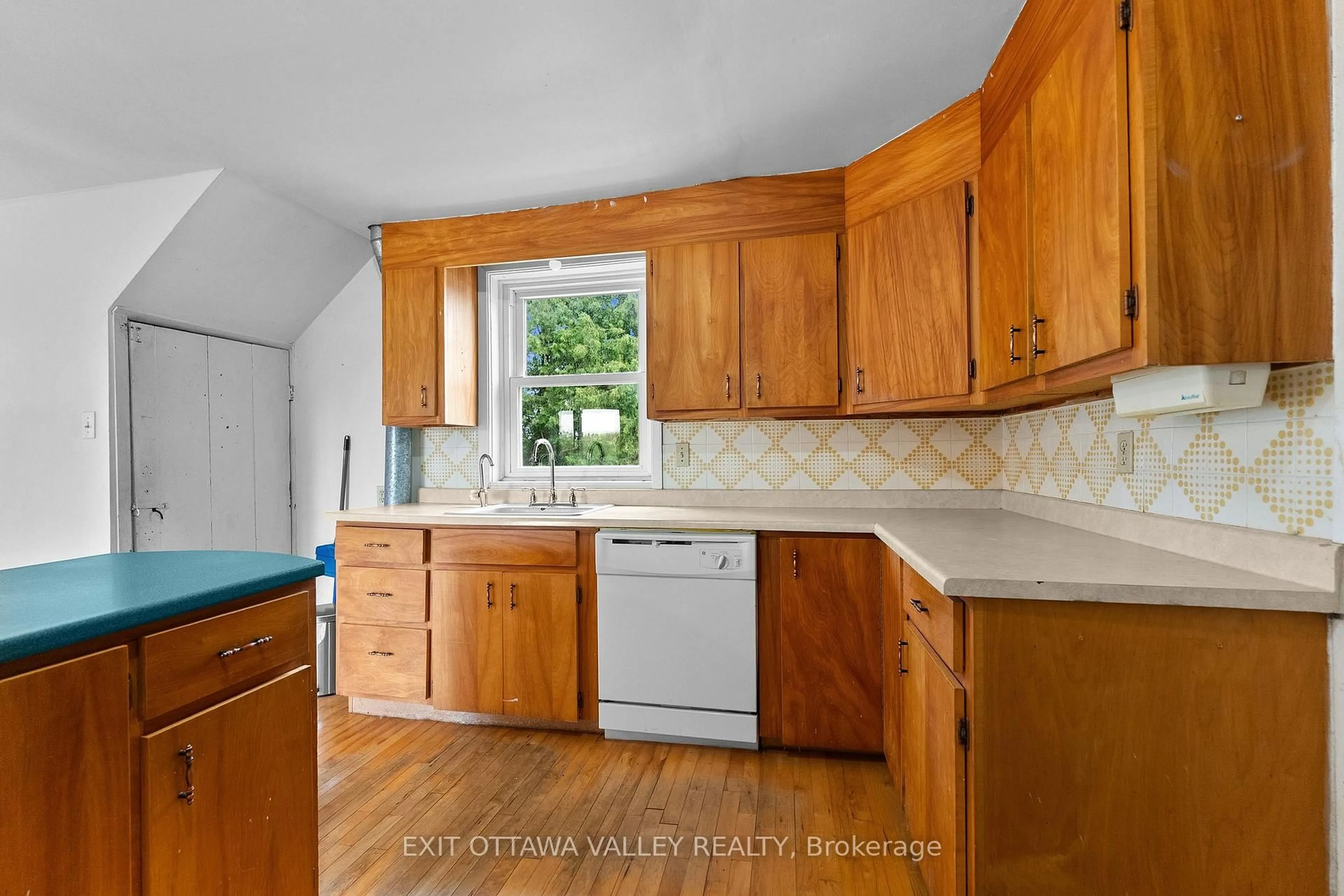 Standard kitchen, unknown for 1746 Lookout Rd, Westmeath Ontario K0J 2L0