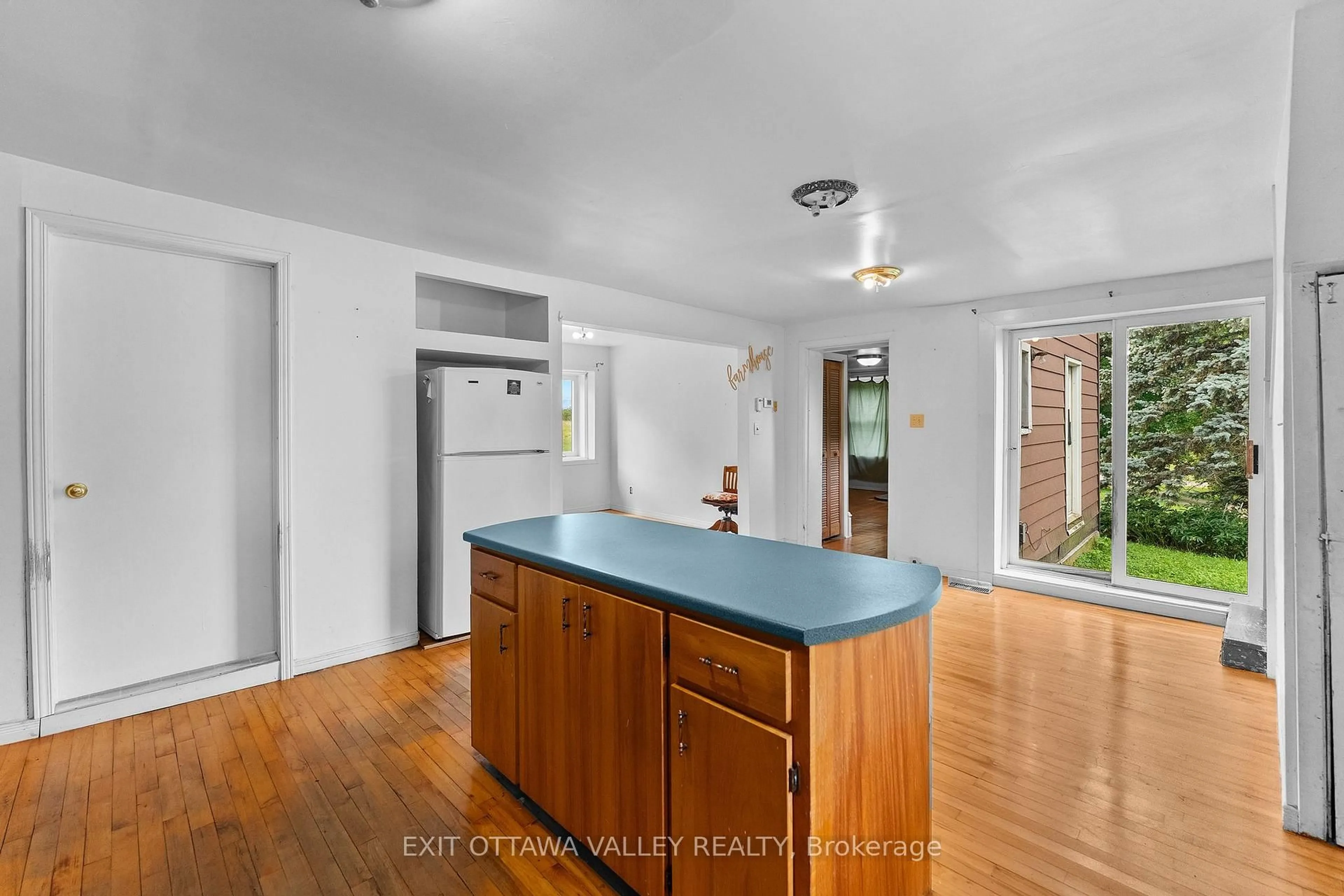 Open concept kitchen, ceramic/tile floor for 1746 Lookout Rd, Westmeath Ontario K0J 2L0