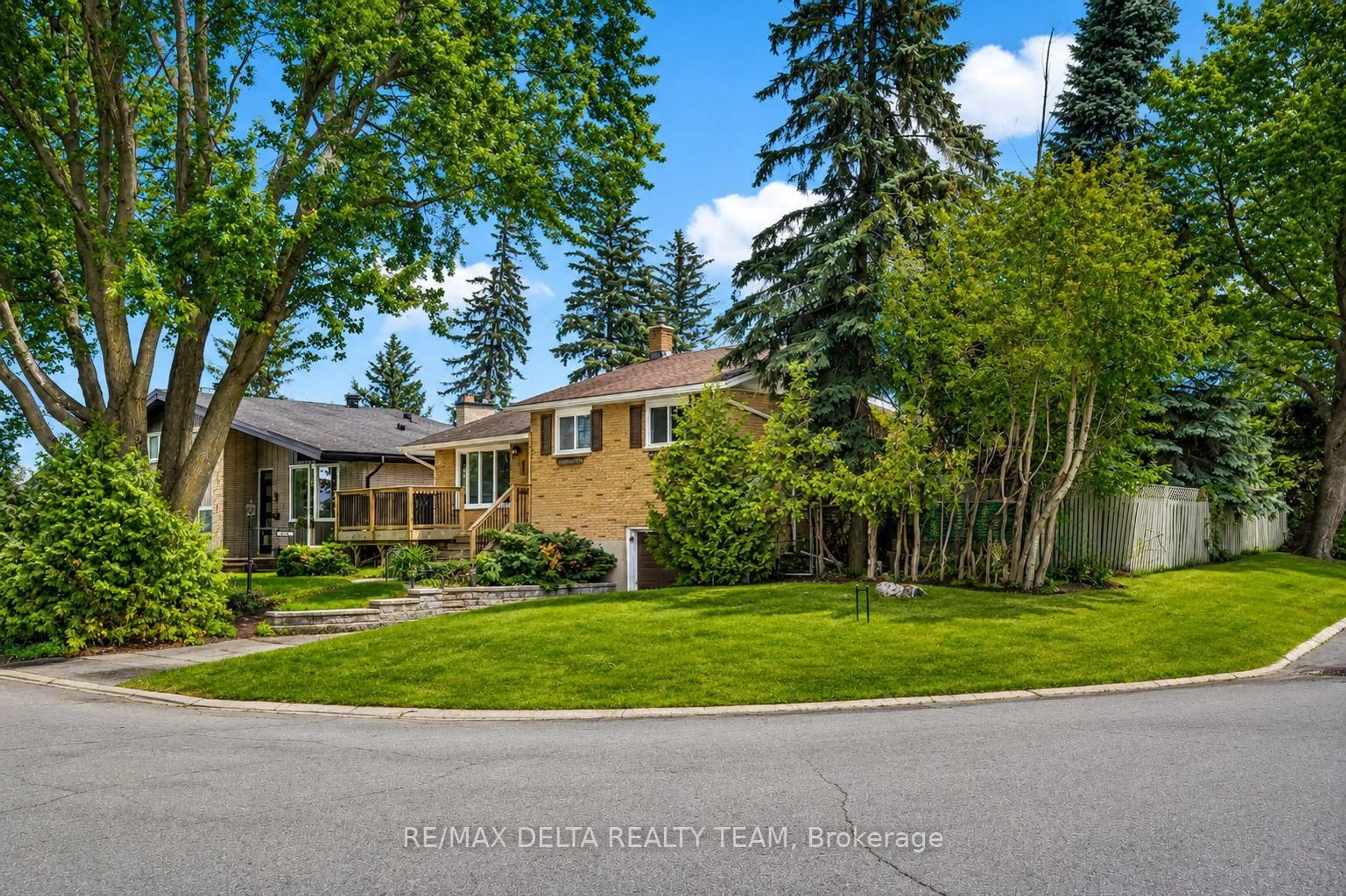 A pic from outside/outdoor area/front of a property/back of a property/a pic from drone, street for 841 Balsam Dr, Ottawa Ontario K1E 1B8