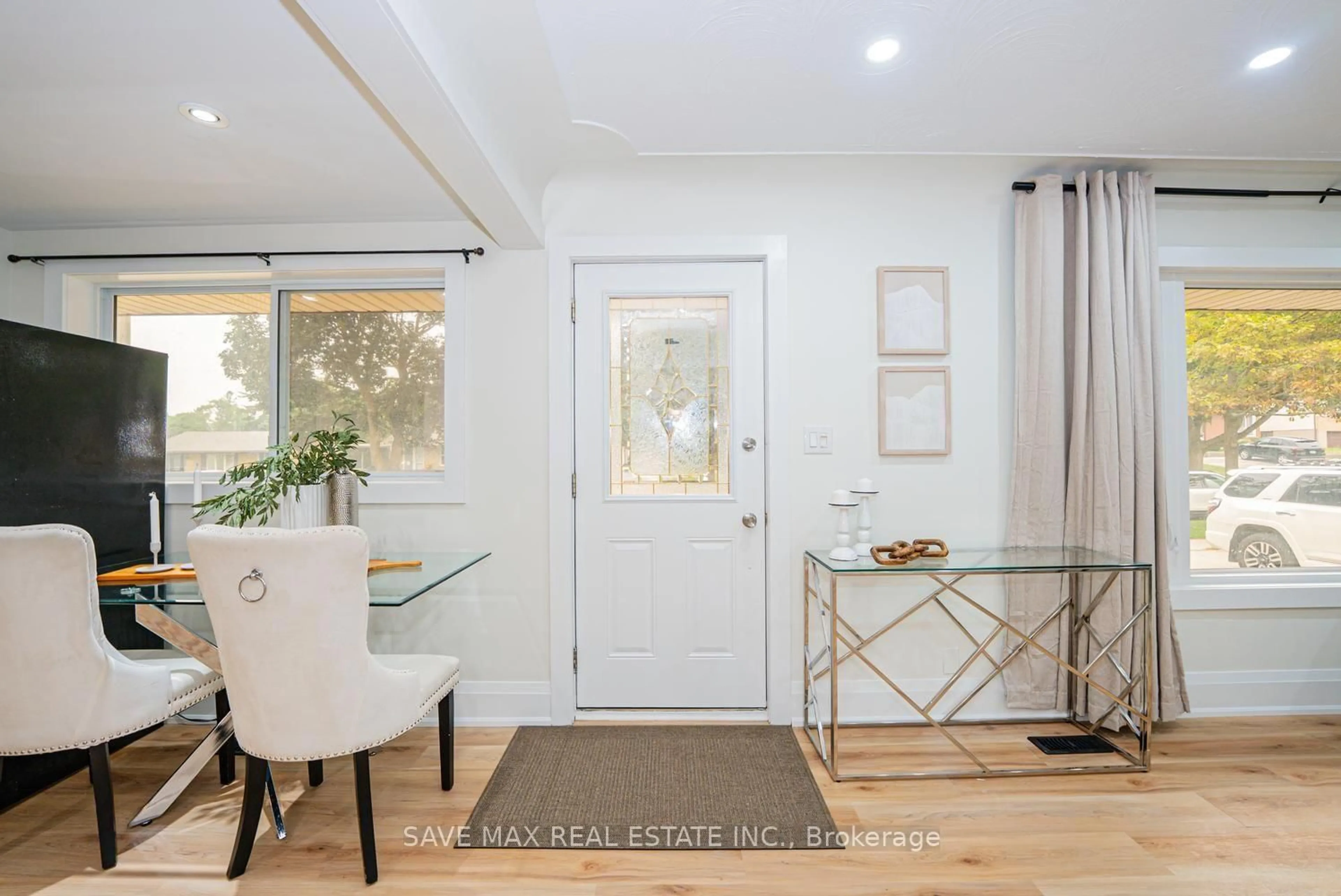 Indoor entryway for 191 Clark Ave, Kitchener Ontario N2C 1Y1
