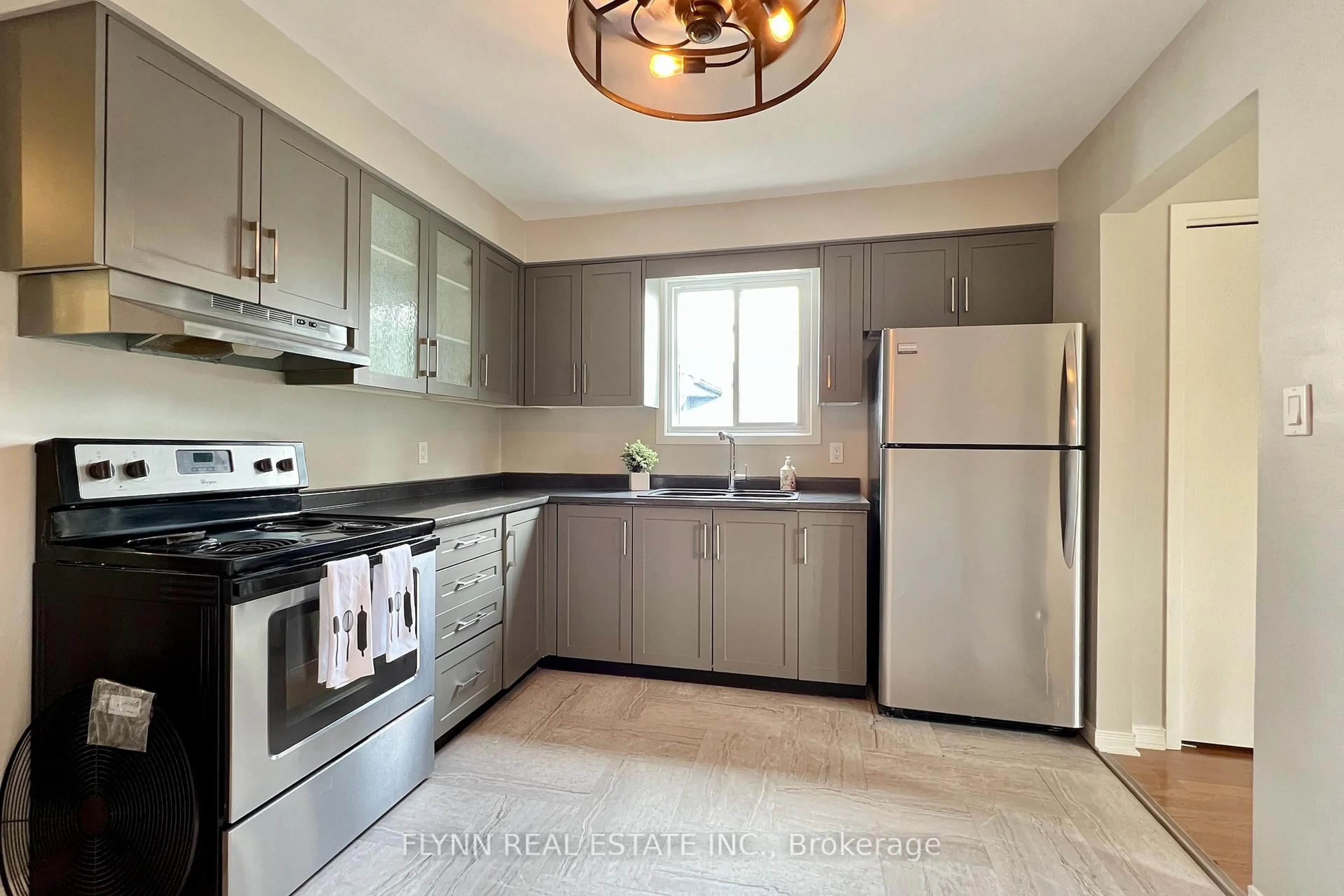 Standard kitchen, ceramic/tile floor for 164 WINDSOR St, Welland Ontario L3C 6T6