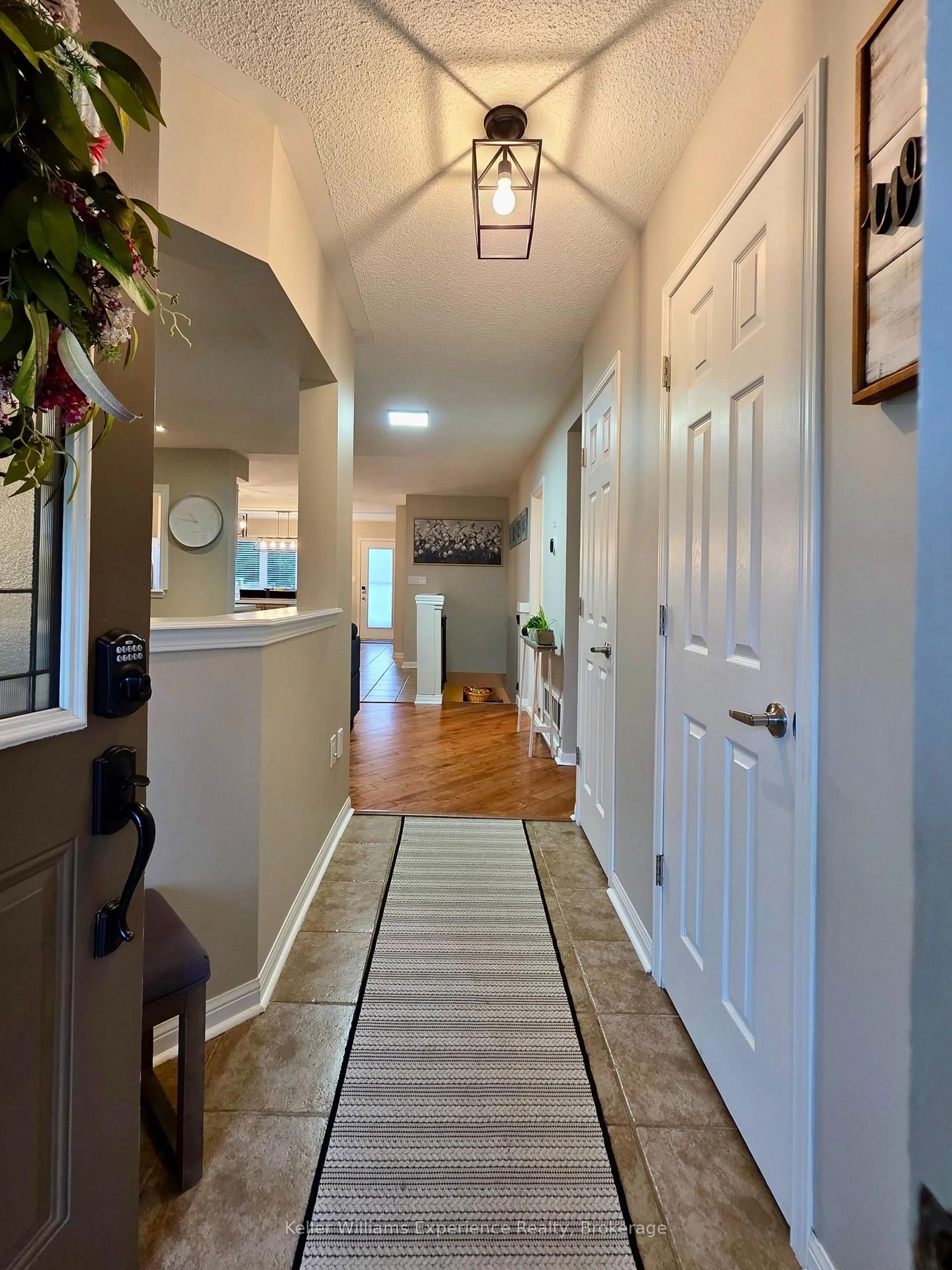 Indoor entryway for 22 Rosemead Clse, Bracebridge Ontario P1L 1W9