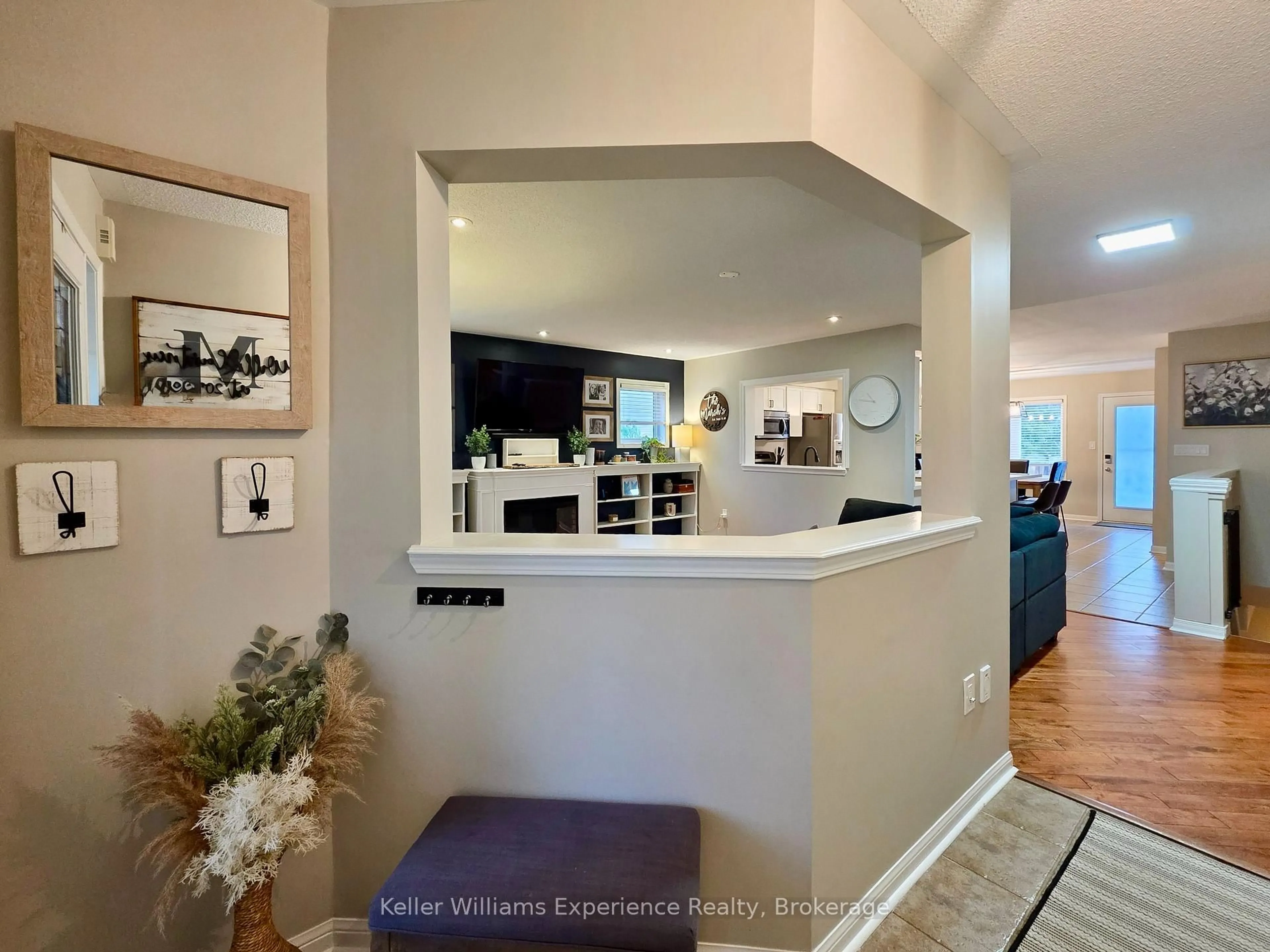 Indoor entryway for 22 Rosemead Clse, Bracebridge Ontario P1L 1W9