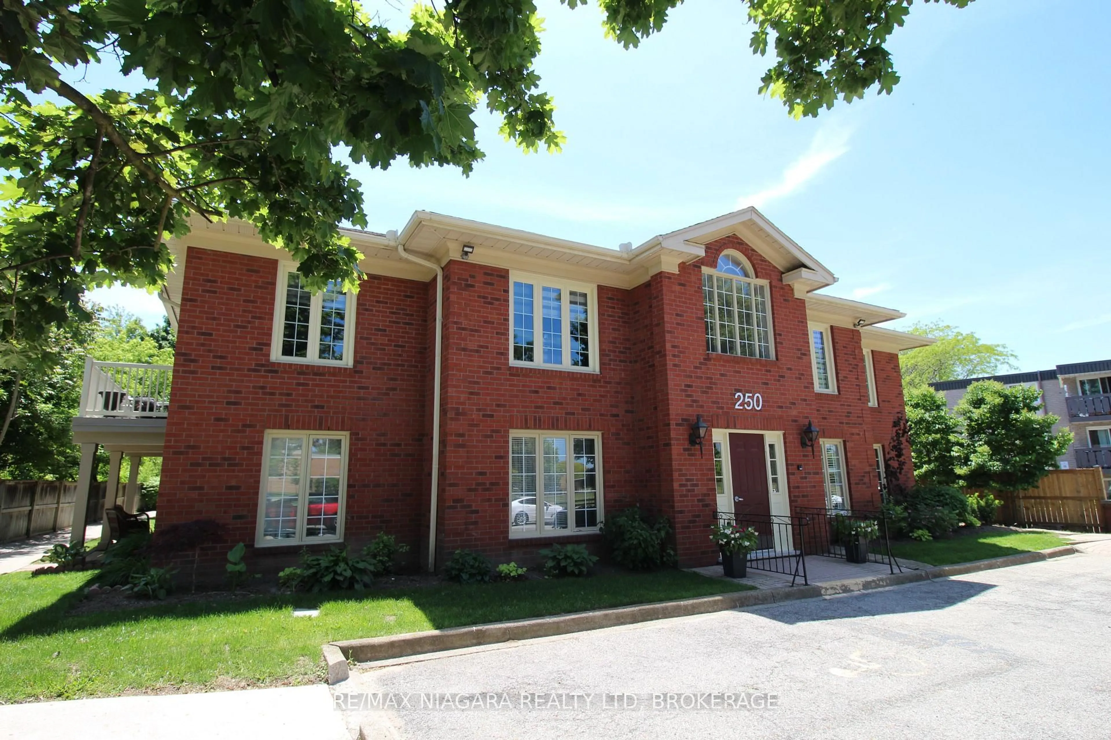 Home with brick exterior material, building for 250 Linwell Rd #202, St. Catharines Ontario L2N 1S2