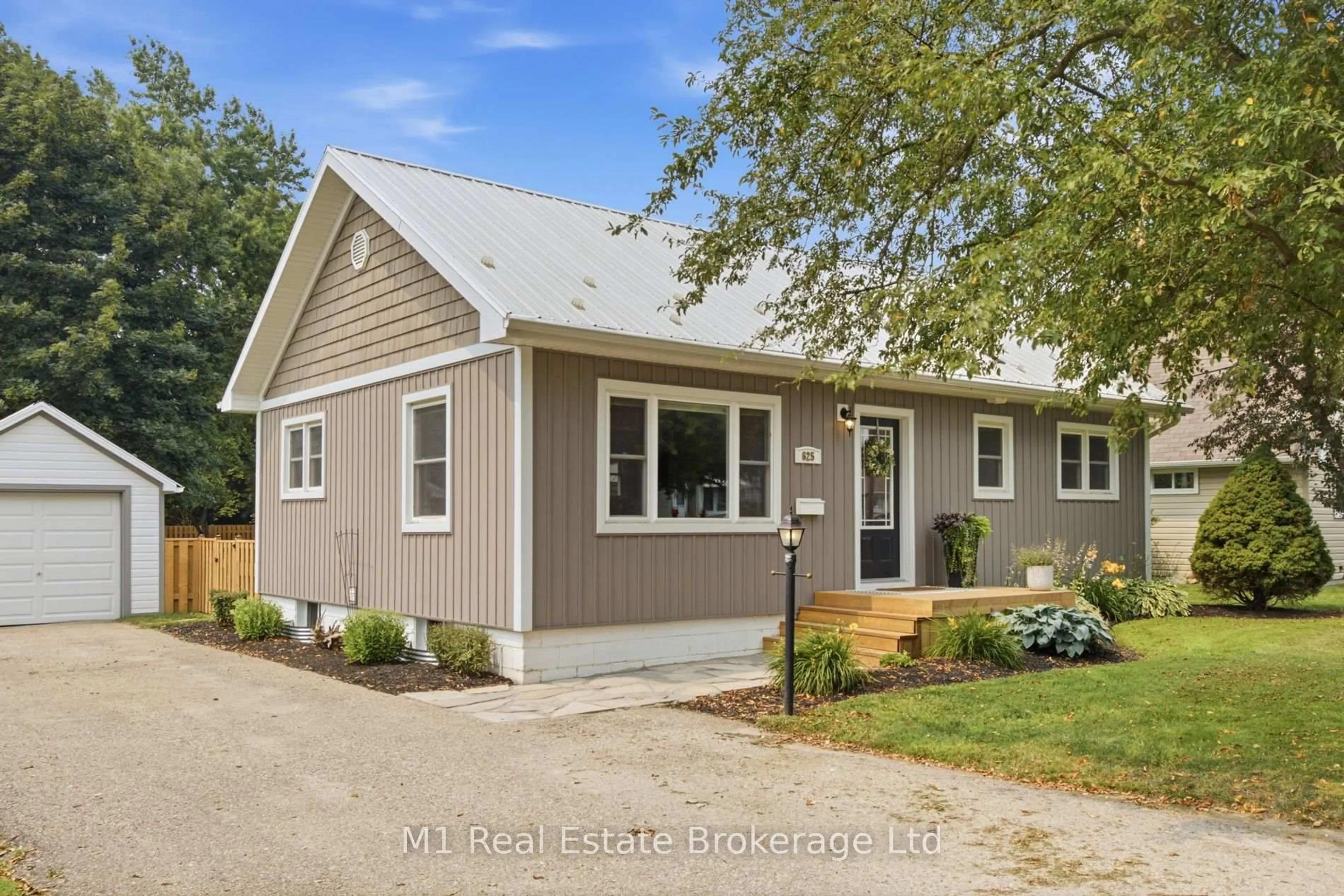 Home with vinyl exterior material, street for 625 Woodside St, Centre Wellington Ontario N1M 2M4