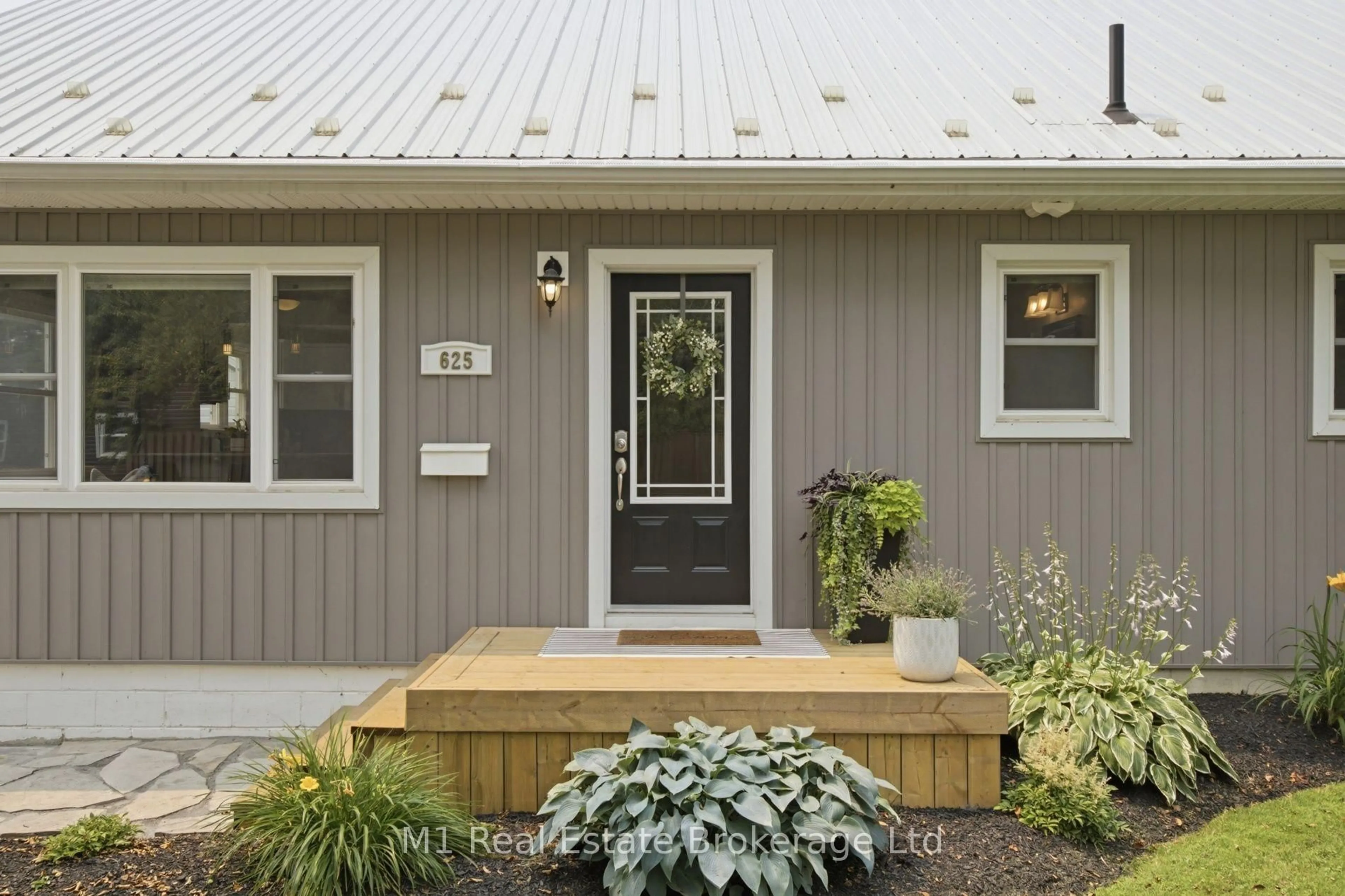 Indoor entryway for 625 Woodside St, Centre Wellington Ontario N1M 2M4